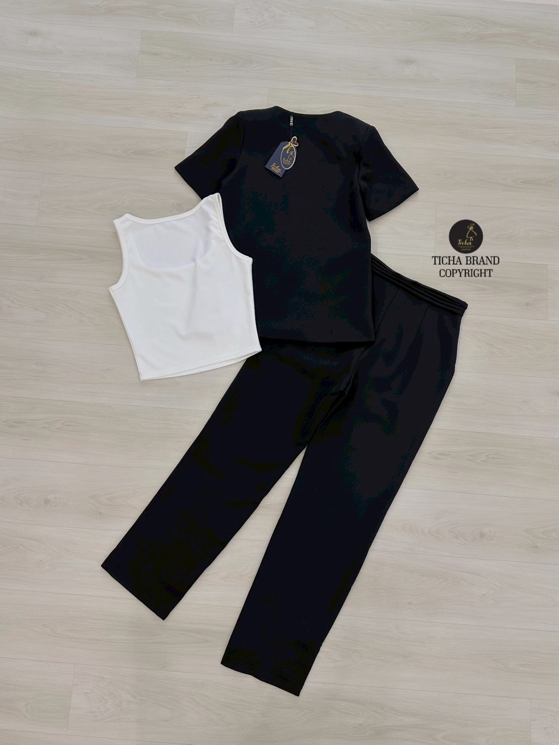 ชุด Set3ชิ้น เสื้อเบลเซอร์+เสื้อกล้าม+กางเกงขายาว เสื้อเบเซอร์แขนสั้นสีดำ ดีเทลแต่งกระเป๋าหน้าใช้งานได้จริง (ไหล่เสริมฟองน้ำ ) และมีเสื้อครอปสีขาว มาพร้อมกางเกงขายาวสีดำทรงสวย ดีเทล แต่งจีบตรงขอบเอว มีกระเป๋าข้าง ซิปหน้า ทรงสวย ลุค CEO ดูสุภาพ บอกเลยว่ารุ