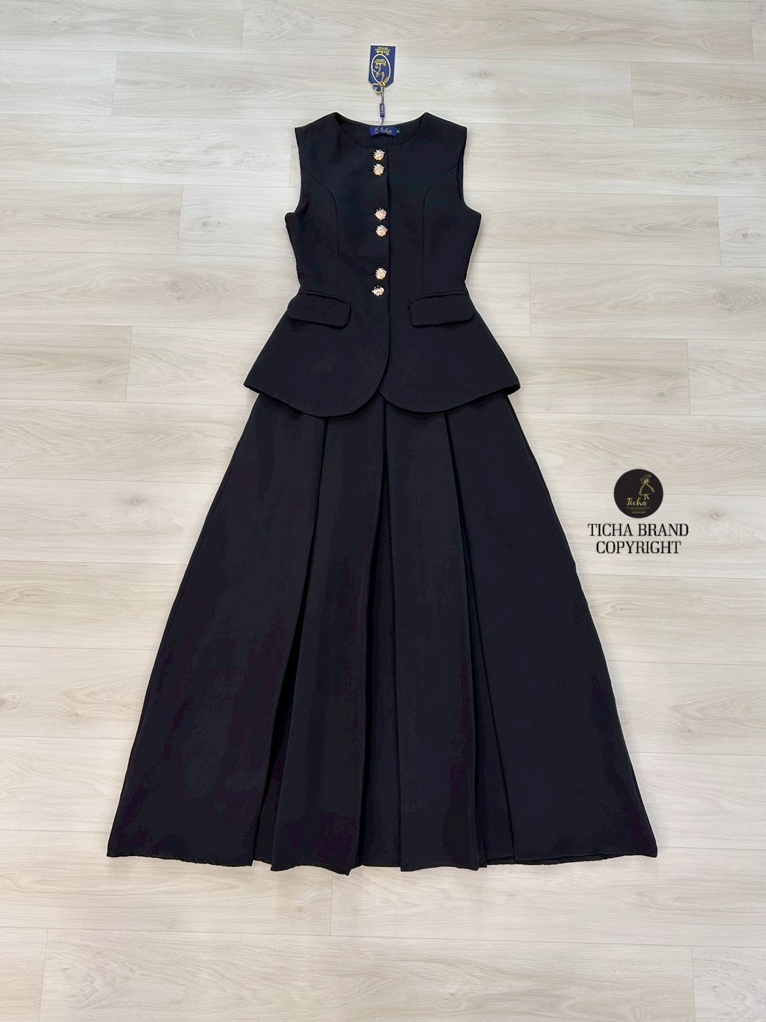 Set 2 ชิ้น เสื้อแขนกุดสีดำคอกลม ดีเทลแต่งกระดุมอะไหล่ทองด้านหน้าดีไซน์สุดเก๋ มีกระเป๋าหน้าทั้ง2ข้าง อกเสริมฟองน้ำให้ทรงสวย แมทส์กับกระโปรงยาวสีดำจับจีบพริ้วผ้าเนื้อนิ่ม มีกระเป๋าข้าง มีชับในและซิปหลัง