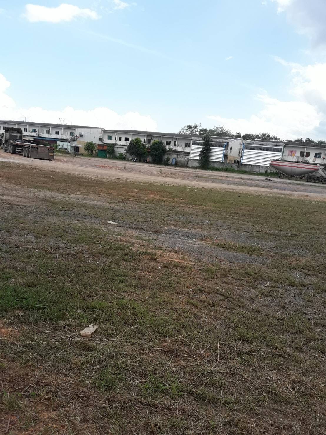 ขายที่ดินถมแล้วติดถนนใหญ่ 4 เลน มีระบบน้ำประปา หม้อแปลงไฟฟ้าแรงสูงพร้อม สามารถดำเนินการทำโครงการบ้านเดี่ยวขนาด 60ถึง70 ตารางวาได้ประมาณ35หลัง ขนาด7.5ไร่ ตำบลที่วัง อำเภอทุ่งสงจังหวัดนครศรีธรรมราช