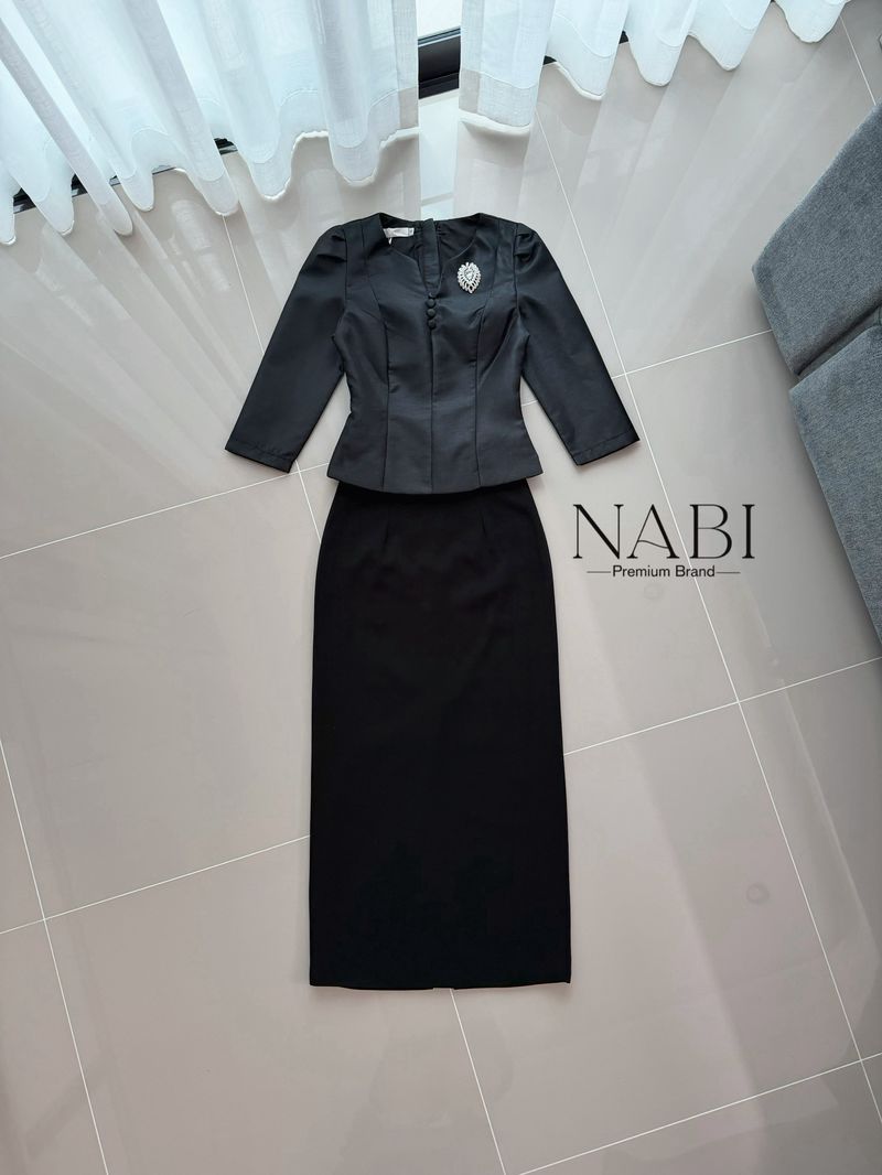 ชุดไทบเสื้อแขนสั้น 3ส่วน แต่งกระด้านหน้า มีฟองน้ำ ซับในเรียบร้อย งานซิบหลัง +เข็มกลัดเพชร + ผ้าถุงสีดำ ผ้านุ่มนวล ใส่ซับในเรียบร้อย ดีเทลผ่าด้านหลัง งานแต่งได้หมดเลยค่ะ ผ้าดี๊ดี ราคาสุดคุ้ม พลาดไม่ได้นะคะ🤍 #NABIBRAND #เสื้อผ้างานป้าย #นาบีแบรนด์ #