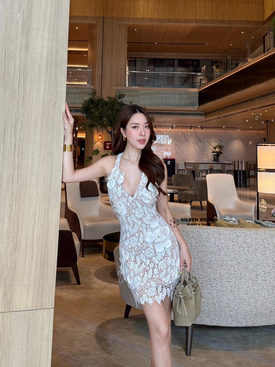 มินิเดรสคล้องคอ ช่วงอกเสริมฟองน้ำ งานเนื้อผ้าฉลุลูกไม้สีขาว ตัดกับชับในสีเนื้อ ดีเทลแต่งดอกไม้3D แซมด้วยขนนกและเพชร ด้านหน้า ปลายชายกระโปรงแต่งยั๊ก (ซิปหลัง)