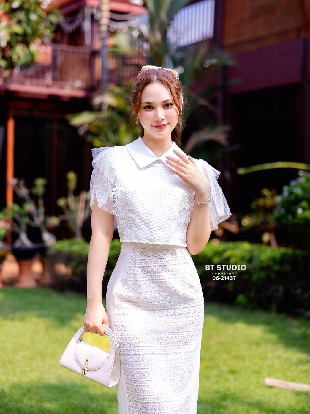 TAG : BT STUDIO DETAIL : เซท 2 ชิ้น เสื้อคอปกแต่งระบายตรงกลางตัดต่อติดลายลูกไม้ มาพร้อมกระโปรงยาวด้านหน้าตัดต่อลูกไม้ด้านหลังผ่าหลัง งานสวยเนื้อผ้าดี คัตติ๊งสวยมาก