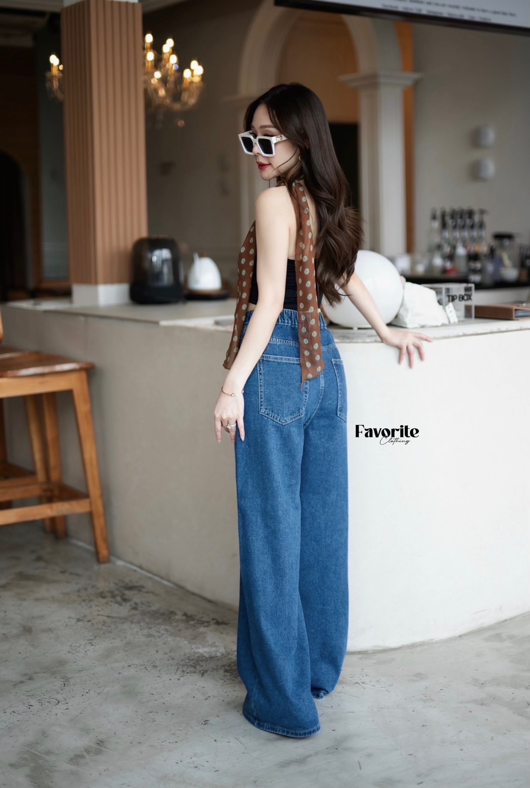 กางเกงยีนส์ขายาว❣️ กางเกงยีนส์ขายาว แต่งตีเกล็ดด้านหน้า เอวดึงยางสม็อคด้านหลัง งานผ้ายีนส์สวยมาก ใส่แล้วทรงสวยมากค่า มาพร้อมผ้าผูกลายจุด เก๋มากค่า แล้วแต่เราจะmix and match เลยค่ะ ห้ามพลาดเลย!!!!! (Free Polka dot fabric)