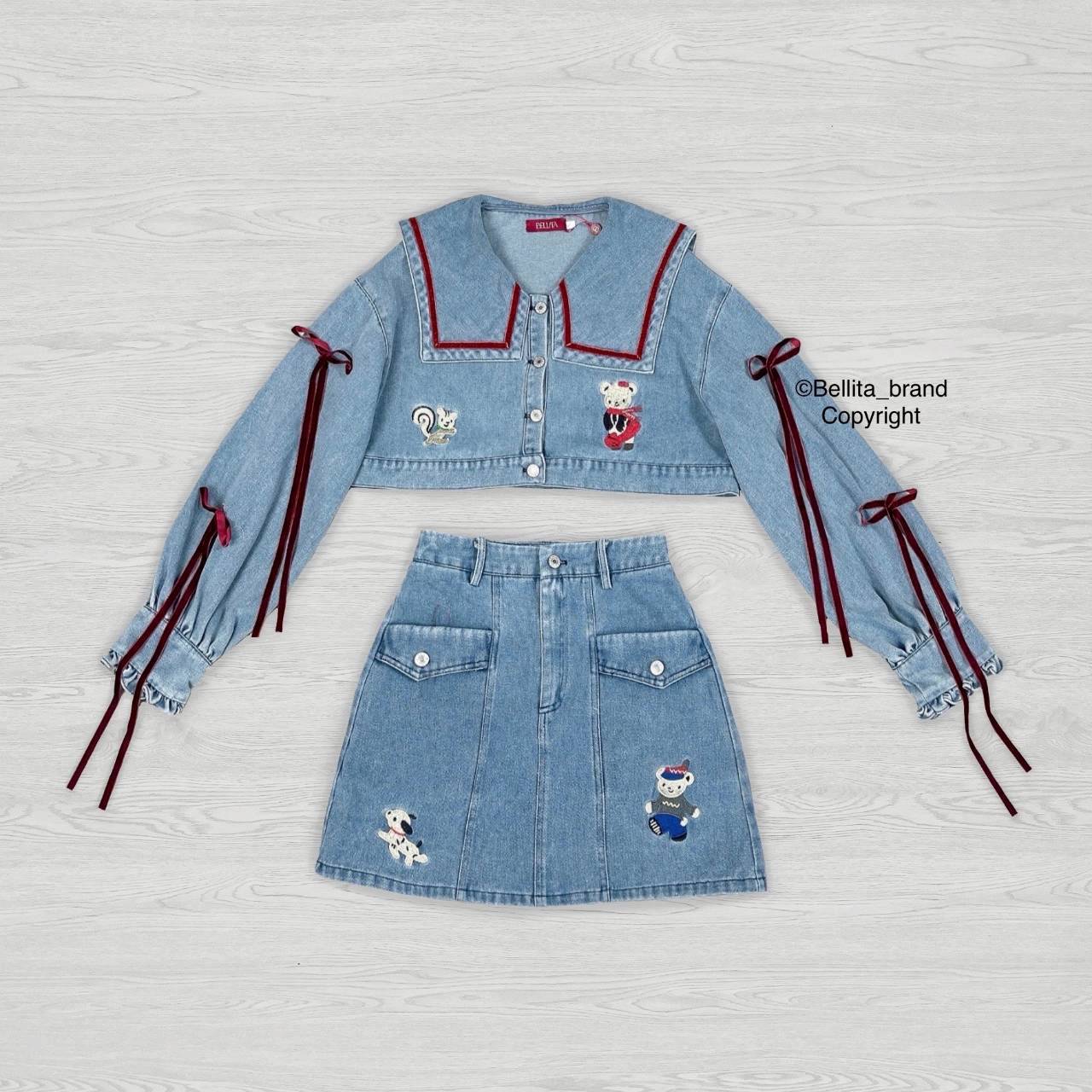 เซ็ทกระโปรงยีนส์ปักหมี เสื้อครอปกระดุมหน้าแขนยาว ปักเจ้าหมีและกระรอกที่เสื้อ มากับกระโปรงสั้นผ้ายีนส์เช่นกันปักน้องหมีน้องหมาด้วยน้า