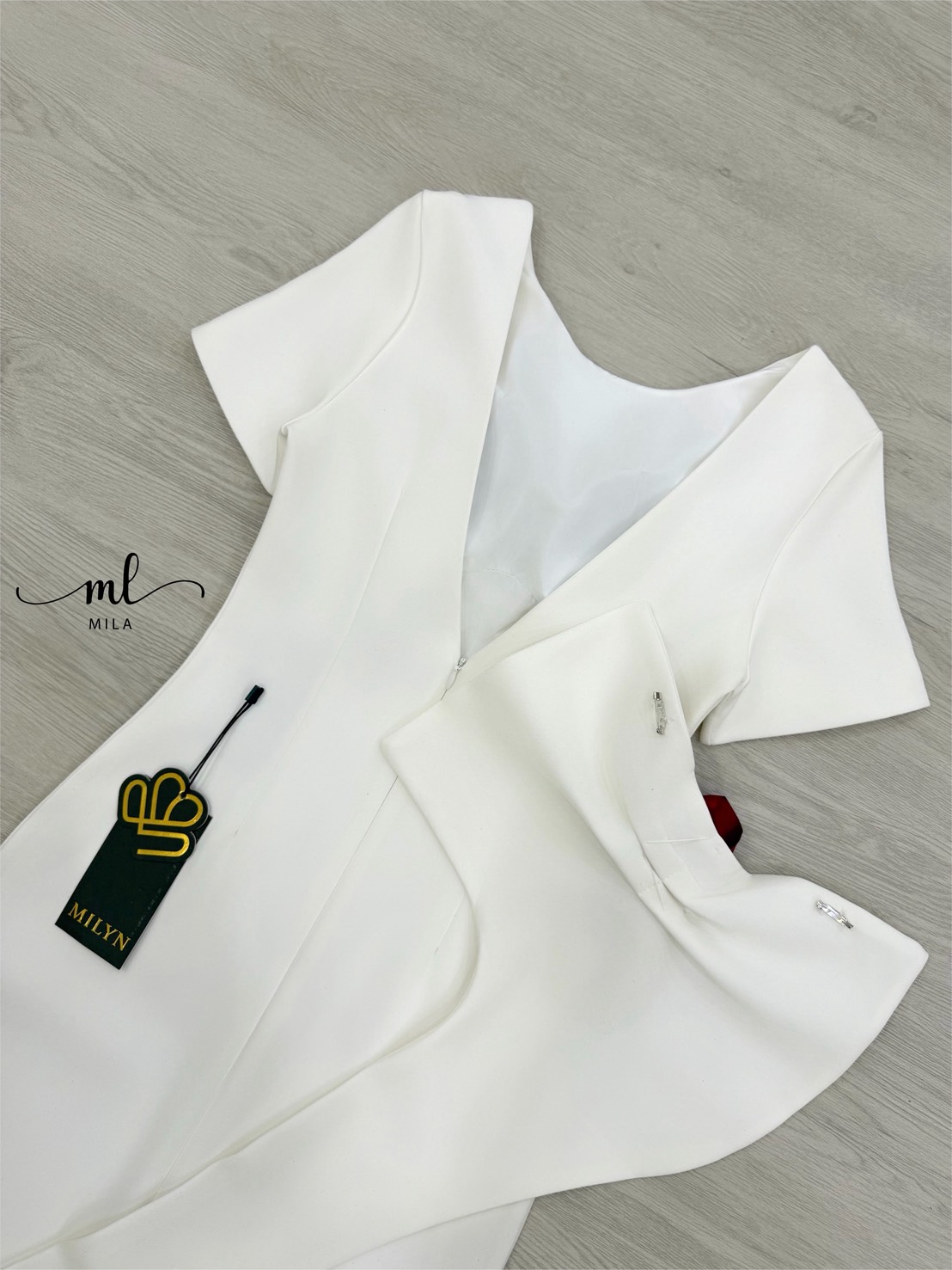 เดรวสีขาวสวยหรูสวยสะกดทุกสายตา! ดีเทลคอกลมแขนสั้น คัตติ้งเนี๊ยบเก็บทรงเป๊ะใช้ผ้าสูทเนื้อหนาเกรดพรีเมียม มีซับในเต็มตัว เสริมฟองน้ำและซิปหลังซ่อนอย่างดี