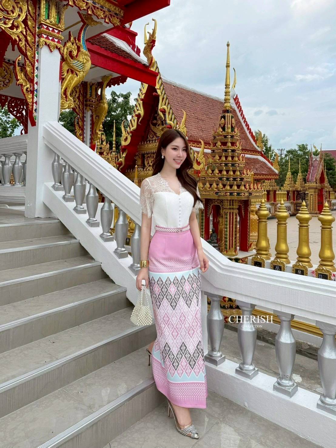 สุด Hot เซ็ทชุดไทย 3 ชิ้น ตัวเสื้อลูกไม้ซีทรูด้านบน พร้อมซับใน เกาะอกด้านในตกแต่งกระดุมพร้อมผ้าถุงสำเร็จพิมพ์ลายไทยสุดเก๋เนื้อผ้าอย่างดี มาพร้อมเข็มขัดมุกสุดหรู จะใส่เข้าพิธีสำคัญ งานบุญ งานมงคลสมรส จะไปงานไหนรับรองเด่นสุดๆเลยค่า💕