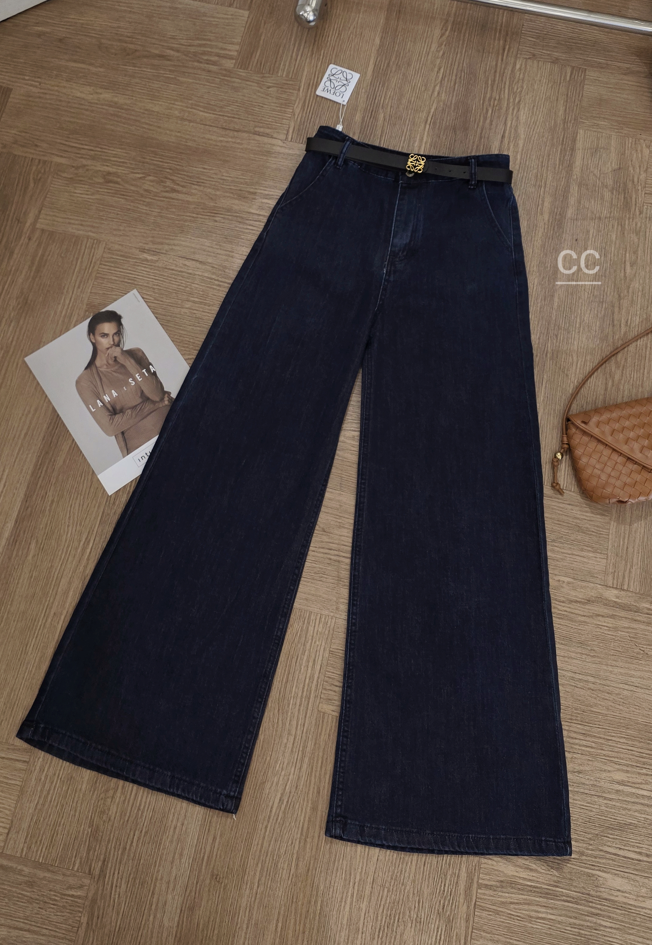 Premium korea🇰🇷100% กางเกงผ้ายีนส์ยืดรุ่นล่าสุด รุ่นนี้ผ้ายืนหยุ่นใส่สบายมากๆ ดีเทลงานปัก ทรงสวย แพทเทิลขากระบอกใหญ่ใส่แล้วสวยพลางหุ่นสุดๆ มาพร้อมเข็มขัดเข้ากัน บอกเลยใส่สวยมากๆคร่าาาาา