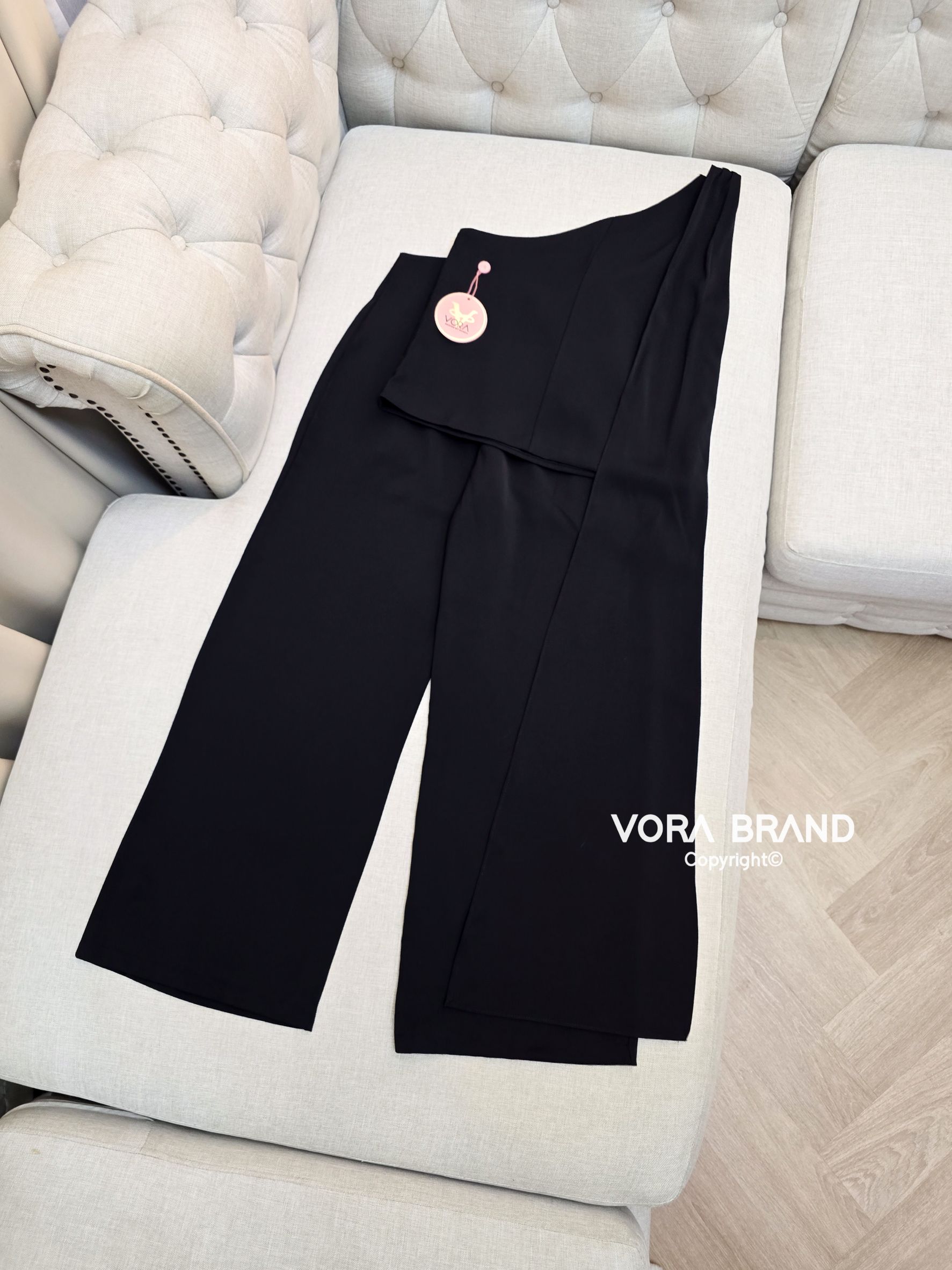 Set เสื้อไหล่เดียวแต่งผ้าสไบยาว แต่งเข็มกลัดช่วงไหล่ แมทช์กับกางเกงขายาวทรงสวยเข้าชุด มีน้ำหนักทิ้งตัว เนื้อผ้าดีเเป็นทรงซับในทั้งชุดค่ะ... ใส่ออกมาแล้วเป๊ะเว่อร์ แพทเทรินเนี๊ยบสุดๆ สามารถใส่ได้ในทุกโอกาสเลยค่า