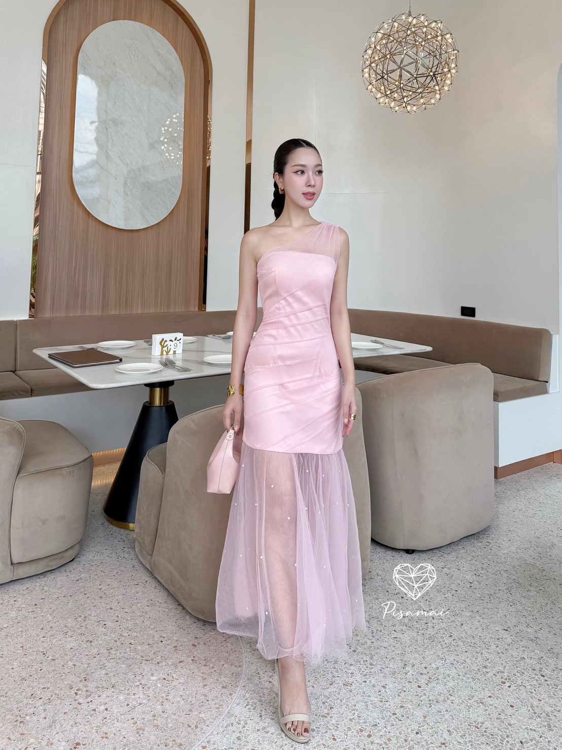 เดรสไหล่เดียวซีทรูสีชมพูชายระบายดีเท็ลปักมุก สวย ราชนิกูลมากก ราคานี้มือต้องไวเลยค่า รุ่นนี้ใส่สวย เนื้อผ้าดีมากกกกกกก ห้ามพลาดเลยค่า