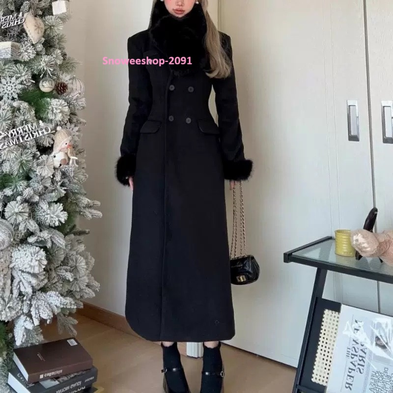 ลุคคุณหนู…ไม่ต้องพยายามเยอะ แค่ใส่โค้ทตัวนี้ก็ แพงขึ้น 3 เลเวล ทันที ทรงเฮปเบิร์นสุดคลาสสิค ทรงเข้ารูป เอวสวย หรูแบบเรียบแต่ดูดี มี 3 สีโทนไฮเอนด์