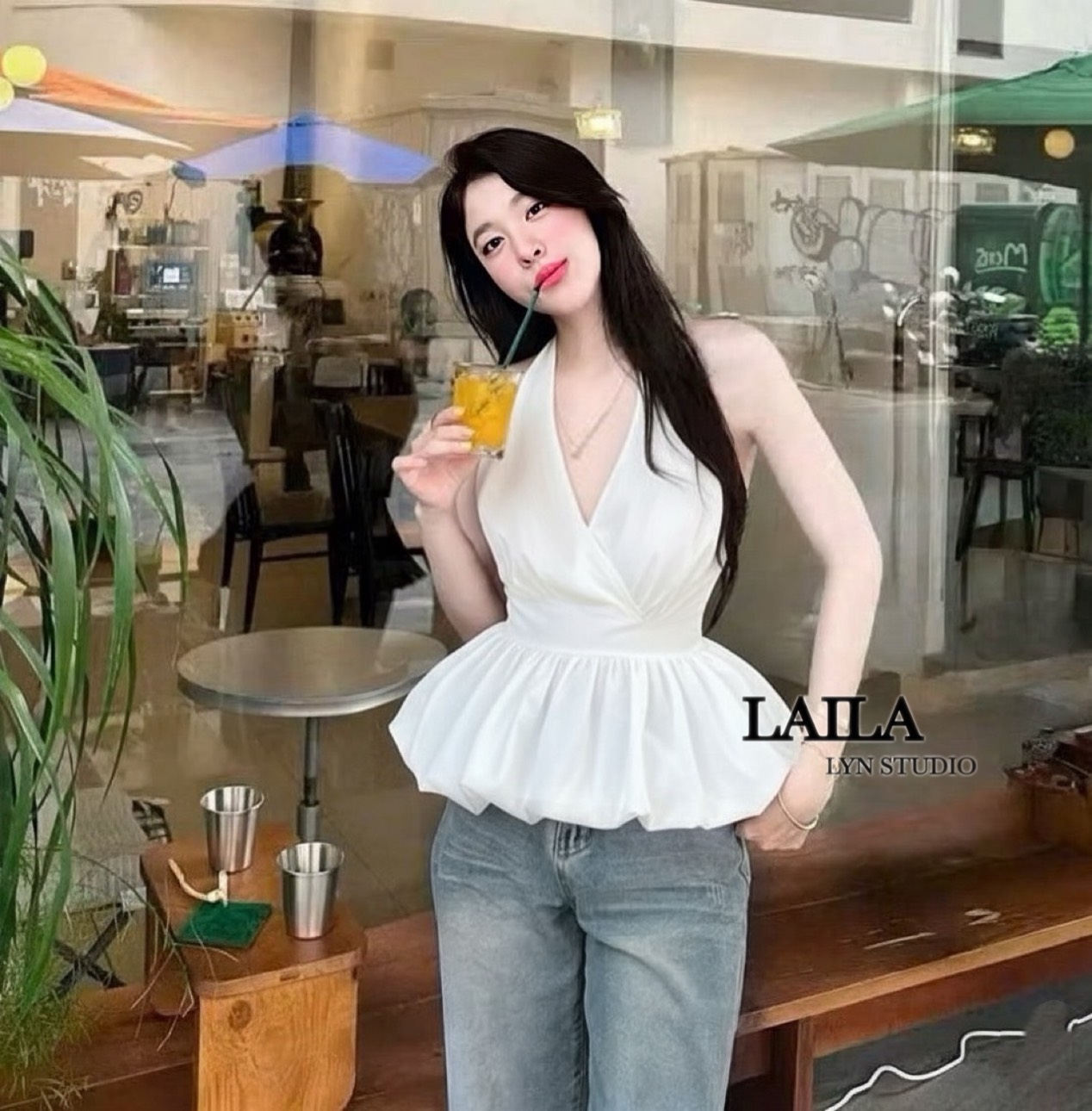 Tag : LAILA Detail: SET เสื้อ+กางเกง เสื้อทรงคล้องคอ งานแต่งผูกโบว์ช่วงคอ ด้านหลังแต่งสม็อคสุดแซ่บ ดีไซน์มาในโทนสีแดง/ขาว แต่งทรงบอลลูน ซับในสองชั้นฟูๆ มาพร้อมกางเกงยีนส์นำเข้าแท้💯 ทรงกระบอกปล่อยๆ เซ็ทนี้เหมาะสำหรับสาวๆสวยแซ่บลงตัวค่าา🖤 **