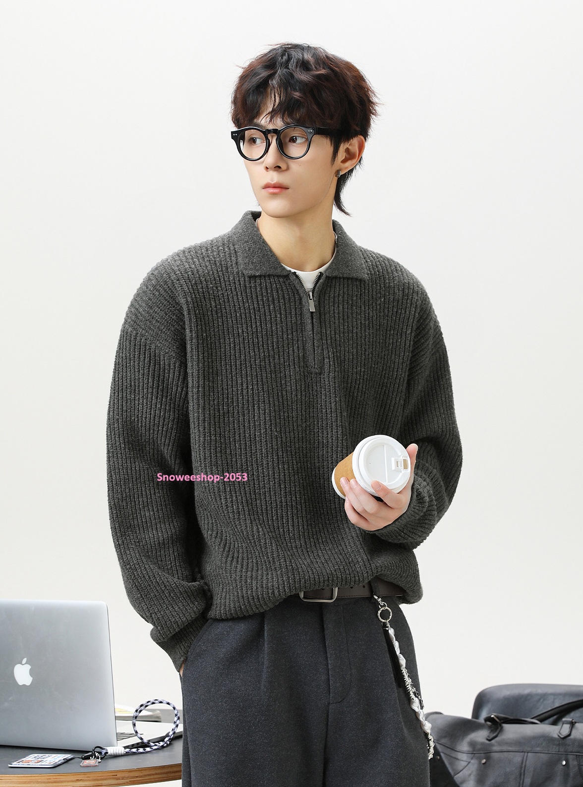 อากาศเย็นๆ ต้องมีตัวนี้ติดตู้ อากาศเย็นๆ ต้องมีตัวนี้ติดตู้ โอเวอร์ไซ ทรงหลวมใส่แล้วดูสบายๆ แต่เท่มาก ผ้าหนานุ่ม อุ่นกำลังดี มีให้เลือก 4 สี ใส่ได้ทุกโทน จะใส่เที่ยวเมืองหนาว หรือเดินเล่นในเมืองก็สไตล์จัดเต็ม