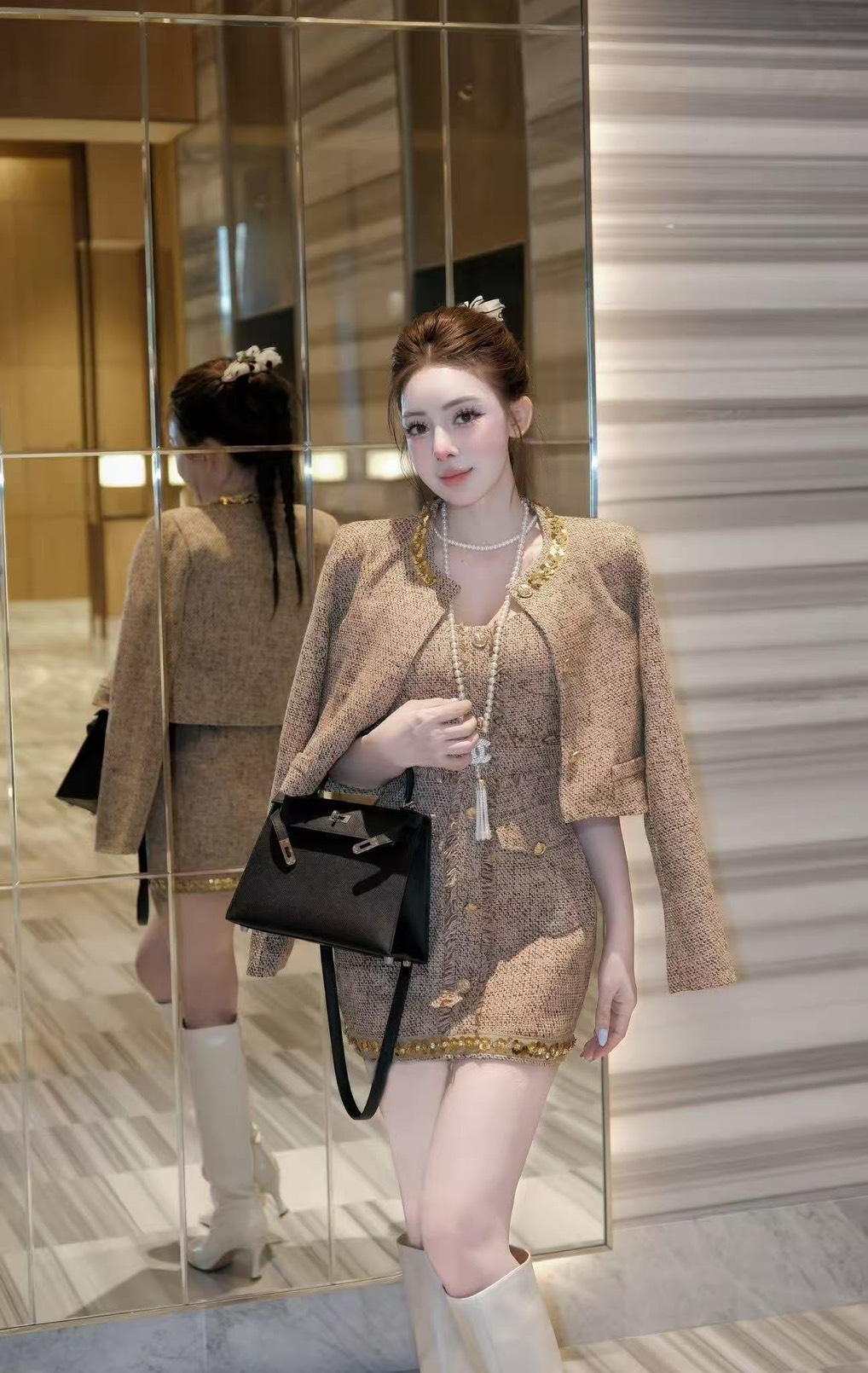 Set 2 ชิ้น หรูหราแบบตะโกน! เซ็ตผ้าทวีตสีน้ำตาลคลาสสิค ลุคคุณหนูที่จริงใจ 🤎 ดีเทลแน่นๆ ทอสวยมากกก มาครบเซ็ตทั้งเสื้อคลุมครอปตัวสั้นแขนยาว แต่งกระดุมทอง และไฮไลท์คือดีเทลปักเลื่อมสีทองฉ่ำๆ
