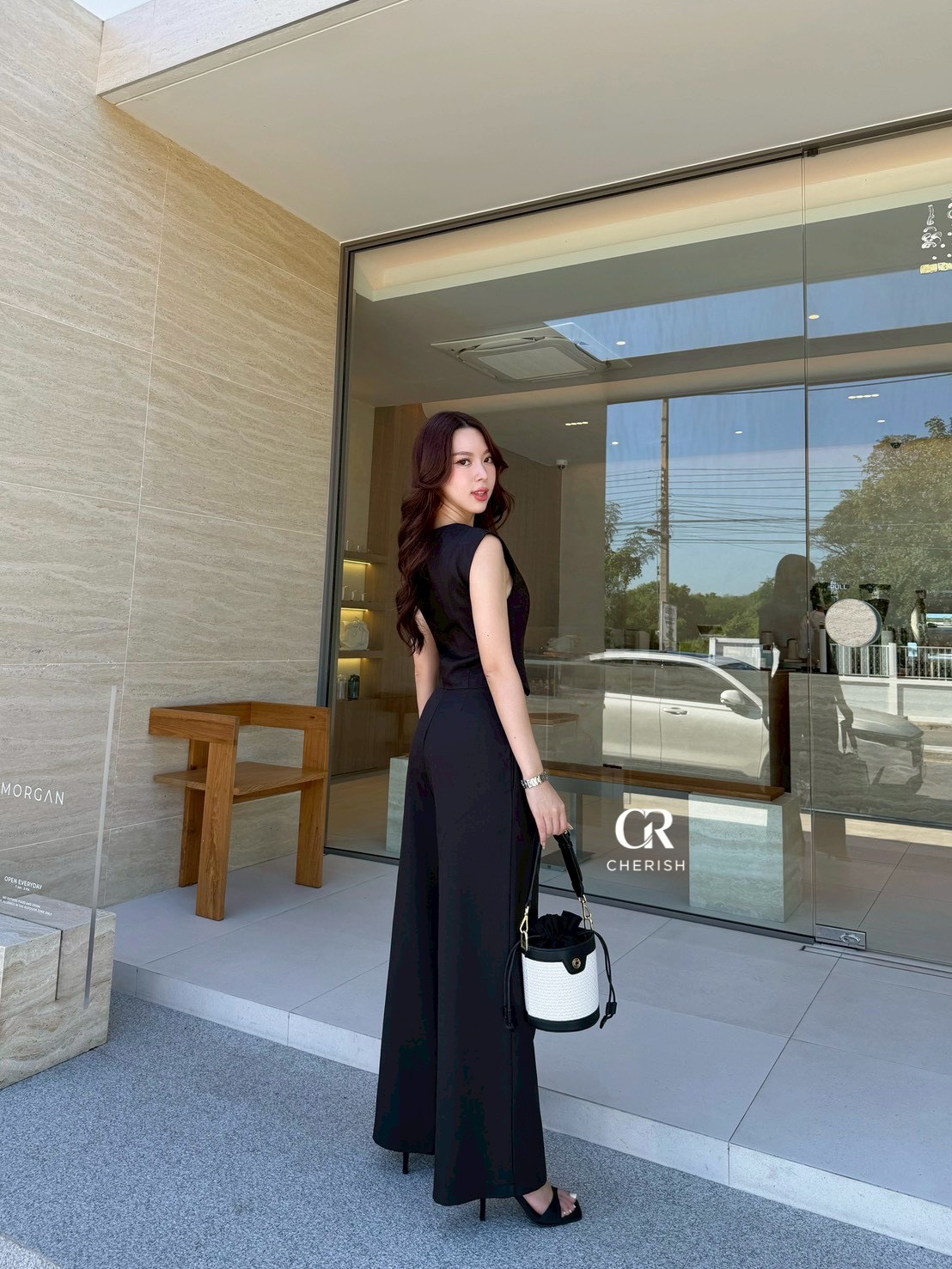 ชุดเซ็ท เสื้อ+กางเกง ตัวเสื้อคอวี แต่งกระดุมสีทองทำให้ดูเก๋มากยิ่งขึ้น มาพร้อมตัวกางเกงเอวสูงขากระบอกใหญ่ใส่สบาย มีกระเป๋า 2 ข้างใช้งานได้จริง ชุดสวยโดดเด่นแบบใหม่ ต้องมีนะคร่า