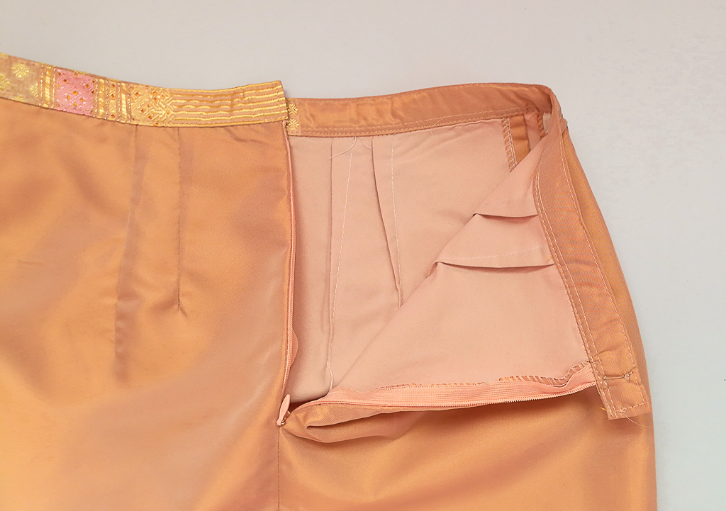 ผ้าถุงไหมสำเร็จรูป (สีชาอ่อน-รอบเอว 28 นิ้ว) งานตัดเย็บประณีต อัดผ้ากาวตามสีของผ้าถุง เนื้องานดีเกรด A