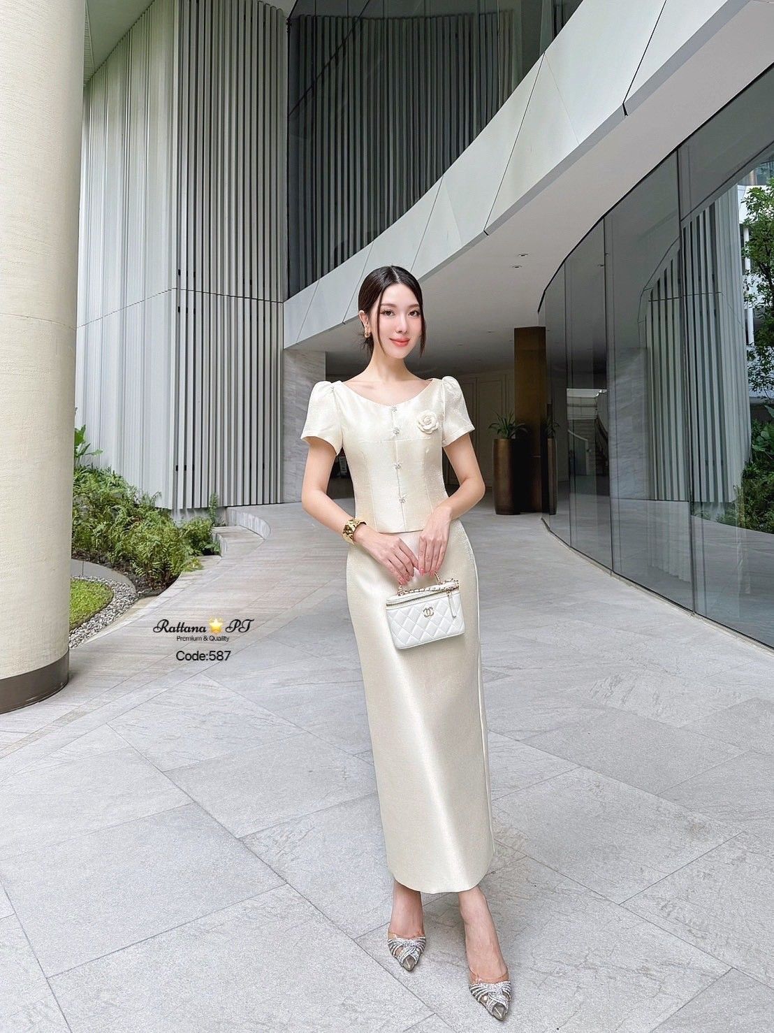 ชุดเซต เรียบหรูดูแพง เนื้อผ้าดีมาก เสื้อแต่งกระดุมด้านหน้า มีเข็มกลัดดอกไม้ติดที่หน้าอก สามารถถอดออกได้ หน้าอกมีฟองน้ำ มีซับในทั้งชุด มีซิบด้านหลัง จะใส่ไปงานบุญ งานบวช งานแต่ง ชุดนี้เหมาะสมมาก หรอใส่ออกงาน ดูดีมาก🤍🤍