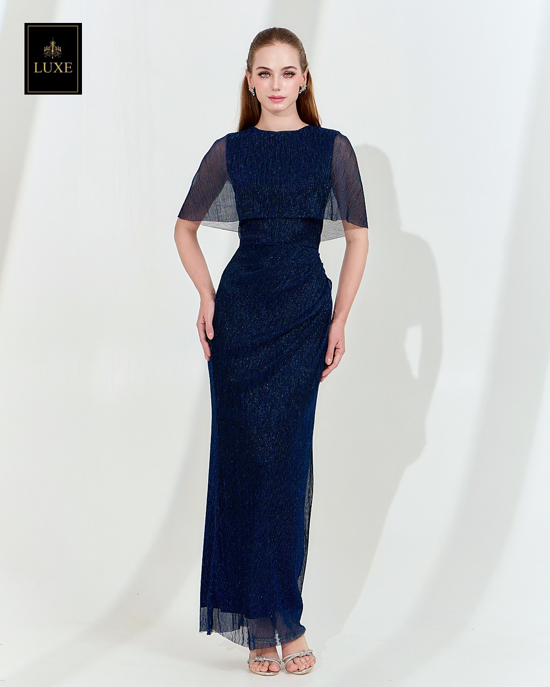 Label : LUXE ☑️ เดรสเสื้อคอกลมแขนกุด ดีเทลเป็นเสื้อคลุมไหล่ในตัว กระโปรงทรงสอบจับเดรป ☑️ ทำจากผ้าราเม่อัดพลีท ผสมดิ้นเมทัลลิค มีประกายเล่นแสงสวย ผ้านุ่มยืดหยุ่น คัตติ้งประณีต ☑️ มีซิปซ่อนและซับในเต็มตัวค่ะ