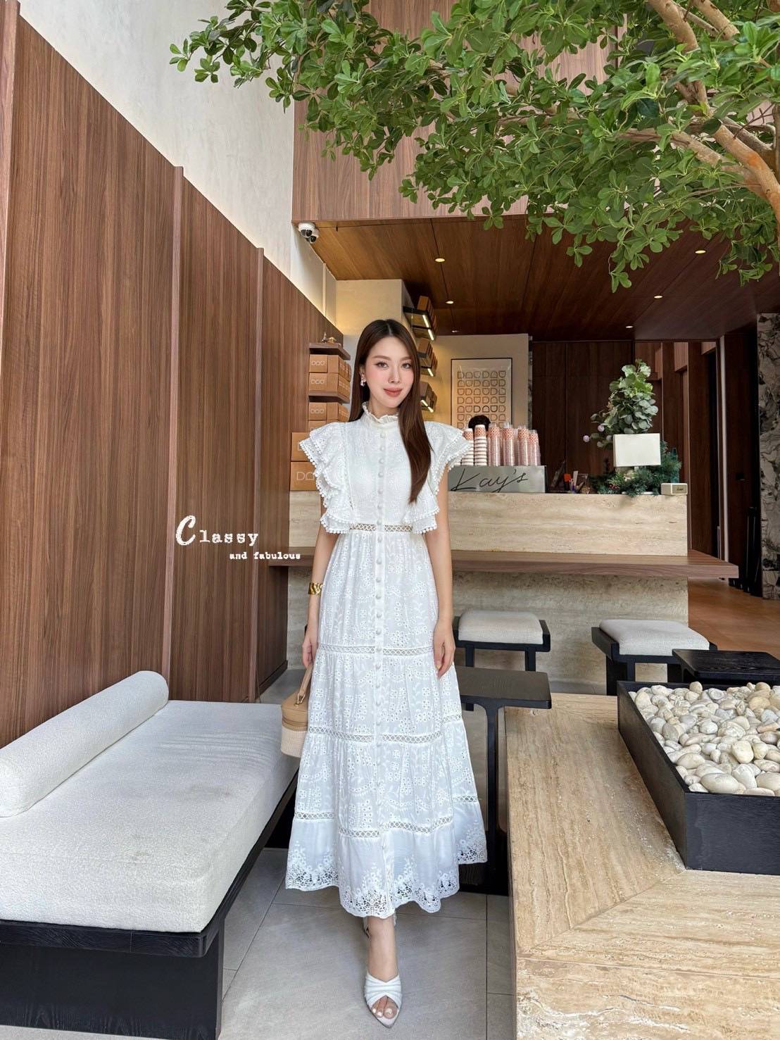 เดรสผ้าลูกไม้ลายฉลุทั้งตัว คอปีนมีระบายรอบคอ และเป็นกระดุมด้านหลังคอ แขนทำระบาย2ชั้นปิดต้นแขนและมีวงกลมเล็กๆที่ปลายแขน ตรงกลางชุดติดกระดุมไล่ลงมาจากอกถึงปลายกระโปรง ช่วงกระโปรงทรงสวยมาก