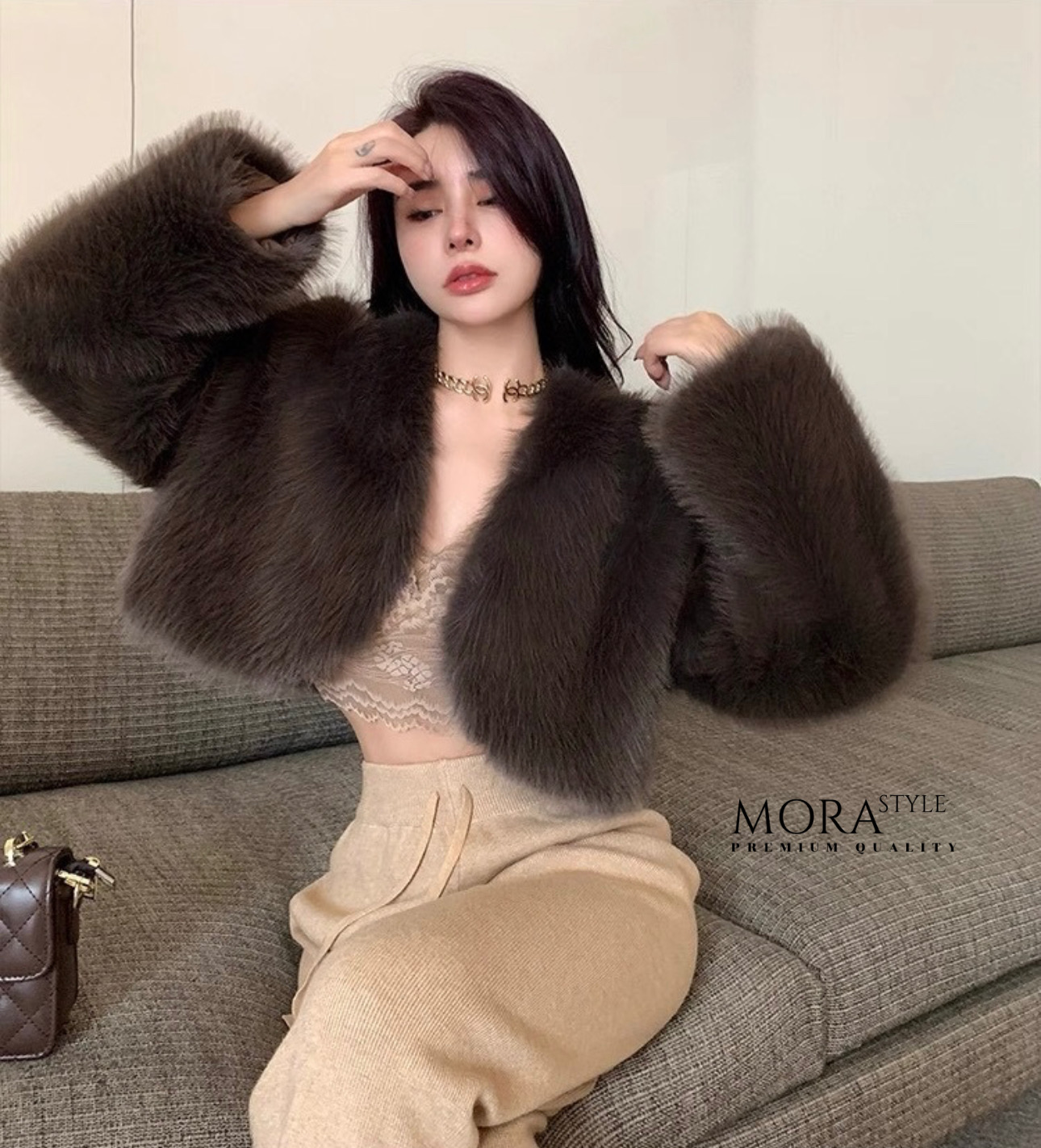 เสื้อคลุมแขนยาวแต่งขนทั้งตัว งานสวยแพง เหมาะกับแฟชั่นหนาวนี้สุดๆ ดีไซน์ออกมาเก๋ งานคือน่ารักมากค่ะ สาวๆต้องมีติดตู้นะคะ