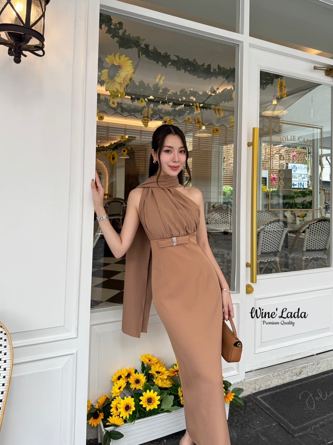 Dress.เดรสเกาะอกออกงานแต่งผ้าพันคอยาวด้านหลัง หน้าอกมีฟองน้ำ ทรงสวยเป๊ะเว่อร์ ใส่แล้วดูสูง เพียวเลยค่ะ เนื้อผ้าใส่สบาย ใส่แล้วเป๊ะ ปัง ใครได้ลองแล้วจะหลงรักค่าา รับรองคุ้มเว่อร์ งานสวยมากค่ะ #Wine'Lada