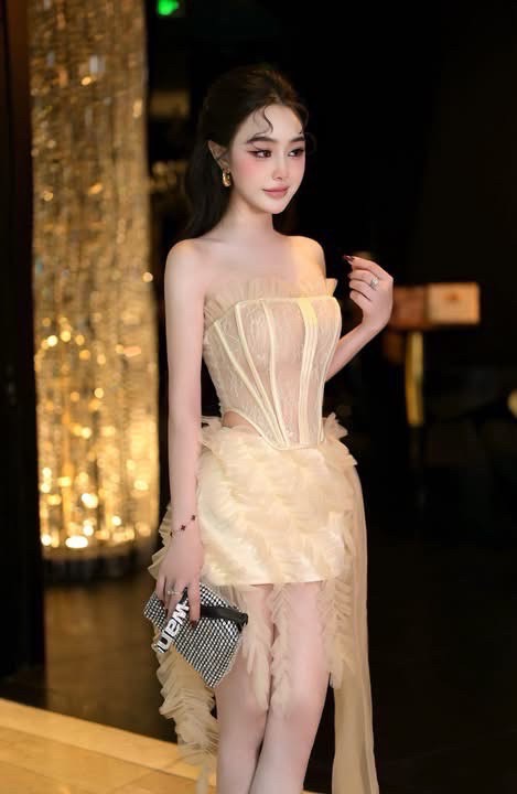 ชุดเซทเกาะอกสองชิ้น เสื้อเกาะอกบวกกับกระโปรงแต่ง detail ตรงกระโปรงเป็นระบายหน้าอกเสริมฟองน้ำงานซิปหลังตัวเสื้อมีโครงรุ่นนี้สวยเซ็กซี่งานจริงสวยมาก