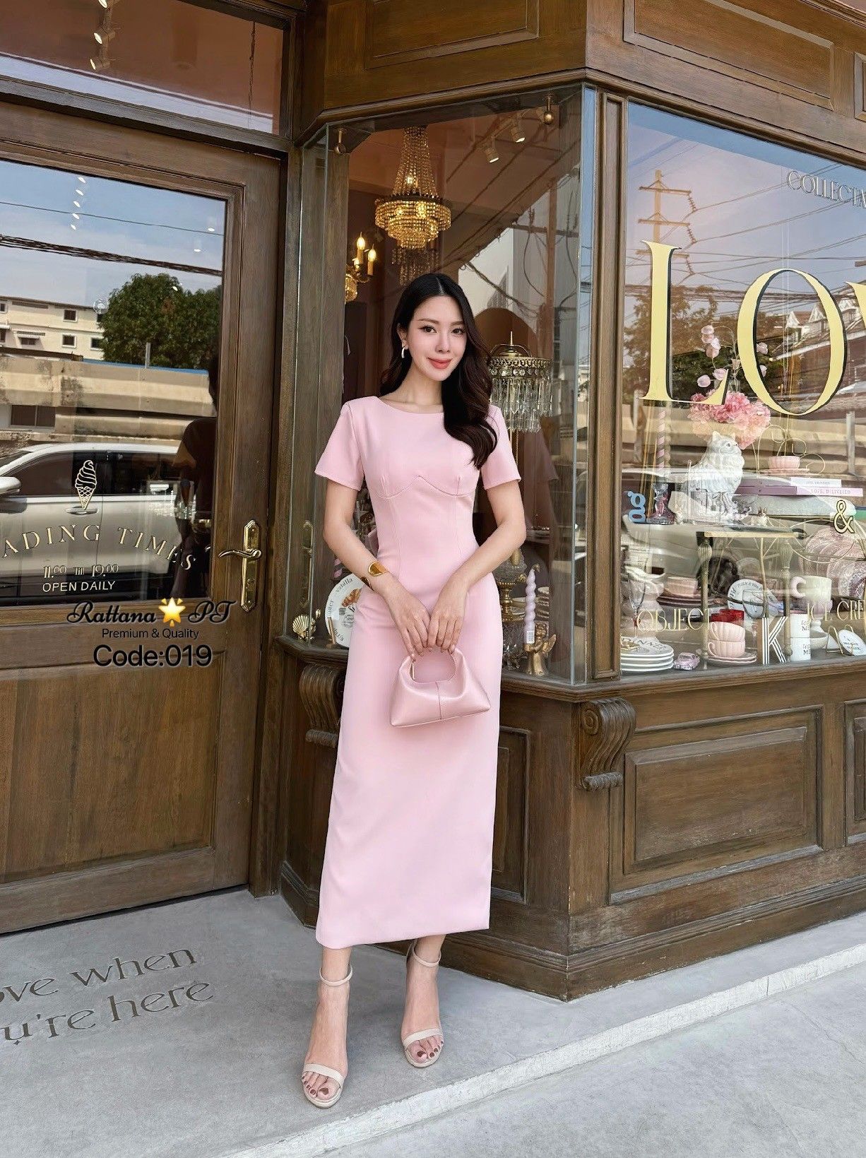 เดรส ทรงสวยมาก มีดีเทลโบหลังแต่งแต่งด้วยเข็มกลัดกุหลาบแดง สามารถถอดออกได้ น่ารักสุด สวยลงตัว หรูหรามาก ชุดมีซับในอย่างดี หน้าอกมีฟองน้ำ มีซิบด้านหลัง ด้านหลังมีผ่ากระโปรงให้ดูสวย เดินง่าย ใส่เที่ยว ออกงาน ดินเนอร์ งานแต่ง ปาตี้กับเพื่อน ปัง ปัง ปัง ช้าไม่