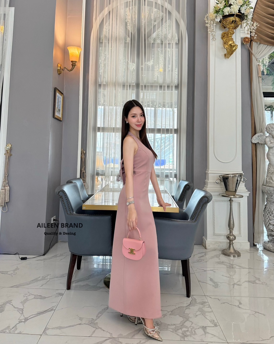 เดรสยาวคล้องคอ ทรงเข้ารูป อกเสริมฟองน้ำ ดีเทลแต่งผ่าหน้ายาว มีชับในตัว ซิปหลังช่อน มาพร้อมเข้มกลัดโบว์ใหญ่สีเดียวกับชุดติดด้านหน้าคือเริส สวยลงตัวสุดค่ะ ห้ามพลาด