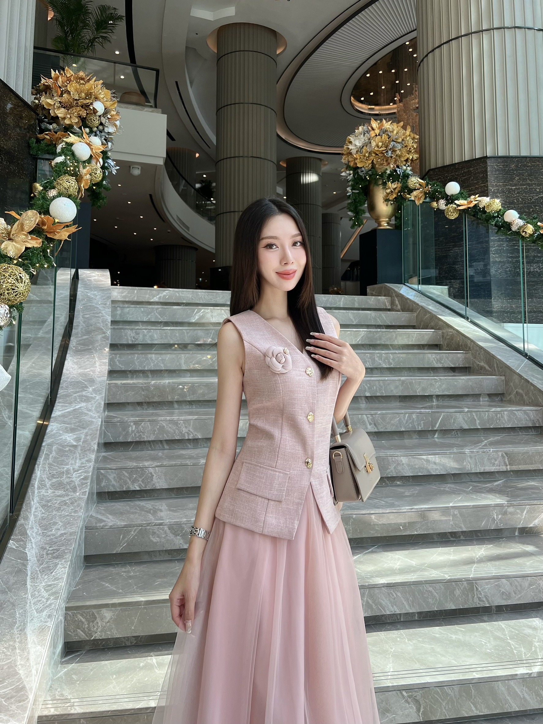 🔥พร้อมเฉิดฉายแบบตัวแม่ สาวๆที่กำลังหาชุดออกงาน ห้ามพลาด เซ็ทนี้แถมฟรีเข็มกลัดดอกไม้🔥 Tag: CHARISSA KLOSET 🔺set 3 ชิ้น : เสื้อแขนกุด+กระโปรงมุ้งยาว+ เข็มกลัดดอกไม้ 🏷️Color: ชมพู(Pink), น้ำตาล(Brown) 🏷Size: S,M,L, XL