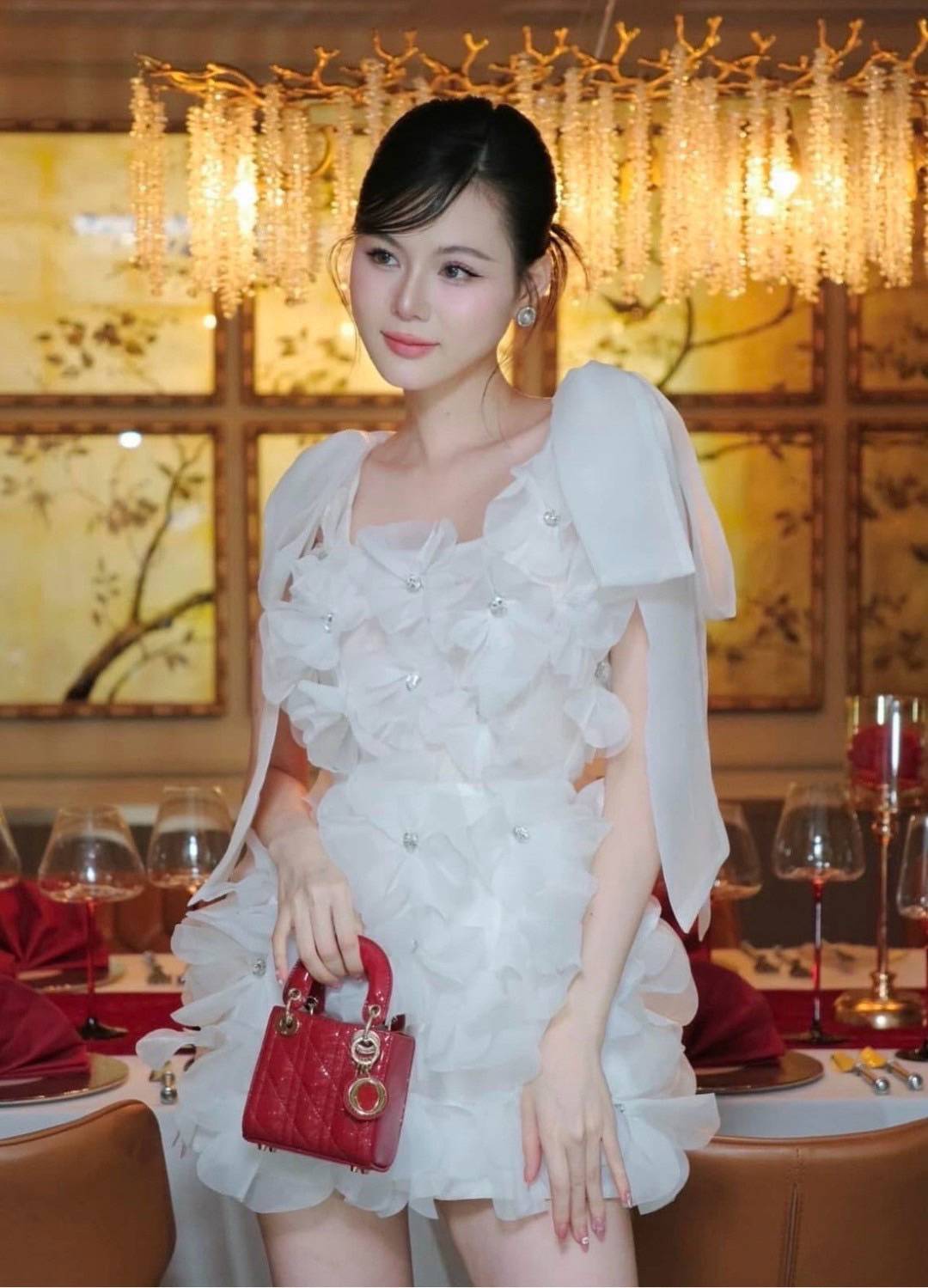 มินิเดรสสีขาว ปักดอกไม้ 3D สวยหรู ละมุนมากค่ะ สายผูกได้จามต้องการ