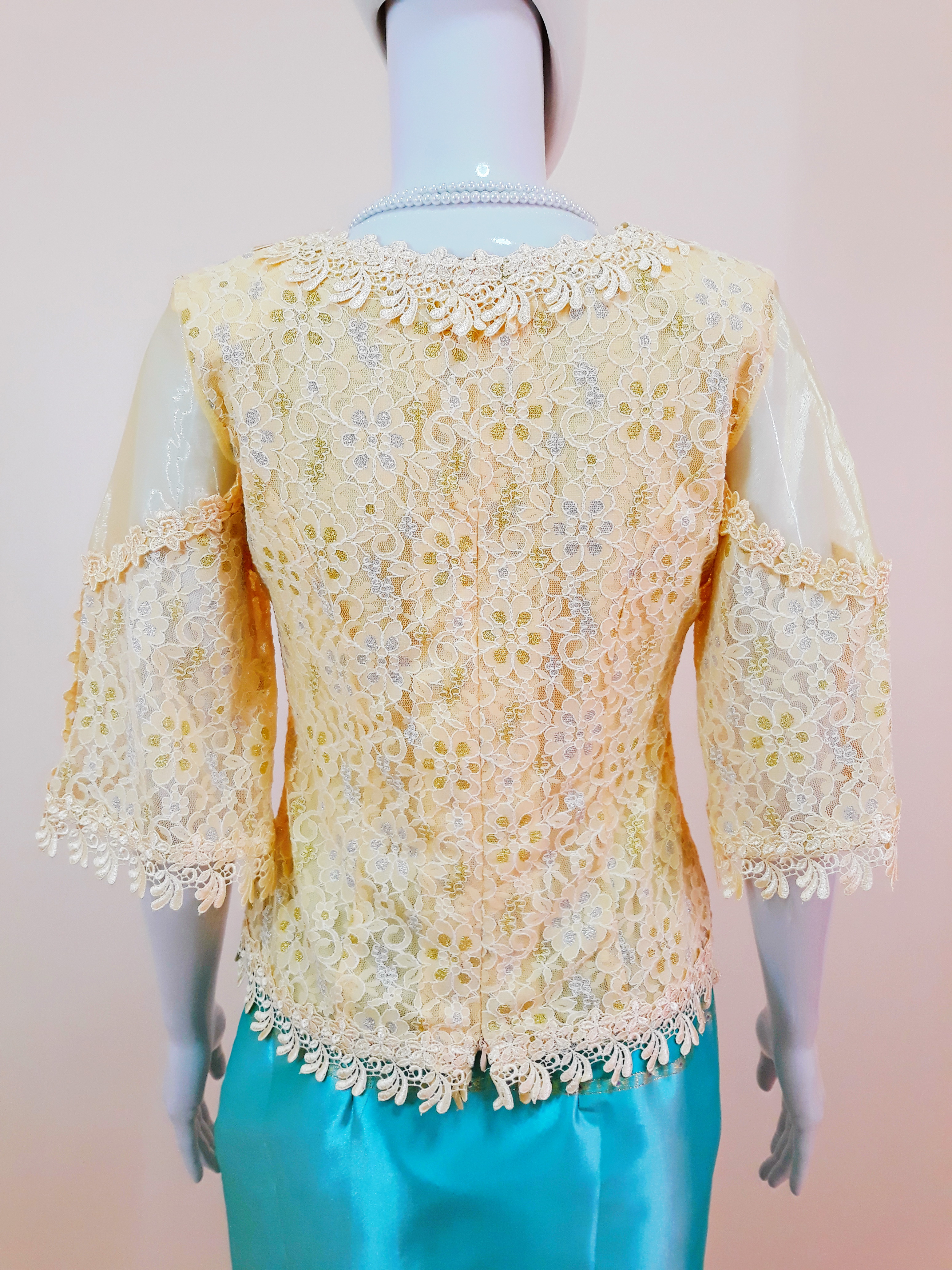 เสื้อลูกไม้ สีครีม สวยหรู ดูดีมีระดับ มีซับในตัว (อกวัดเต็ม37 : รอบอก 34-35 นิ้ว/ใส่ได้)