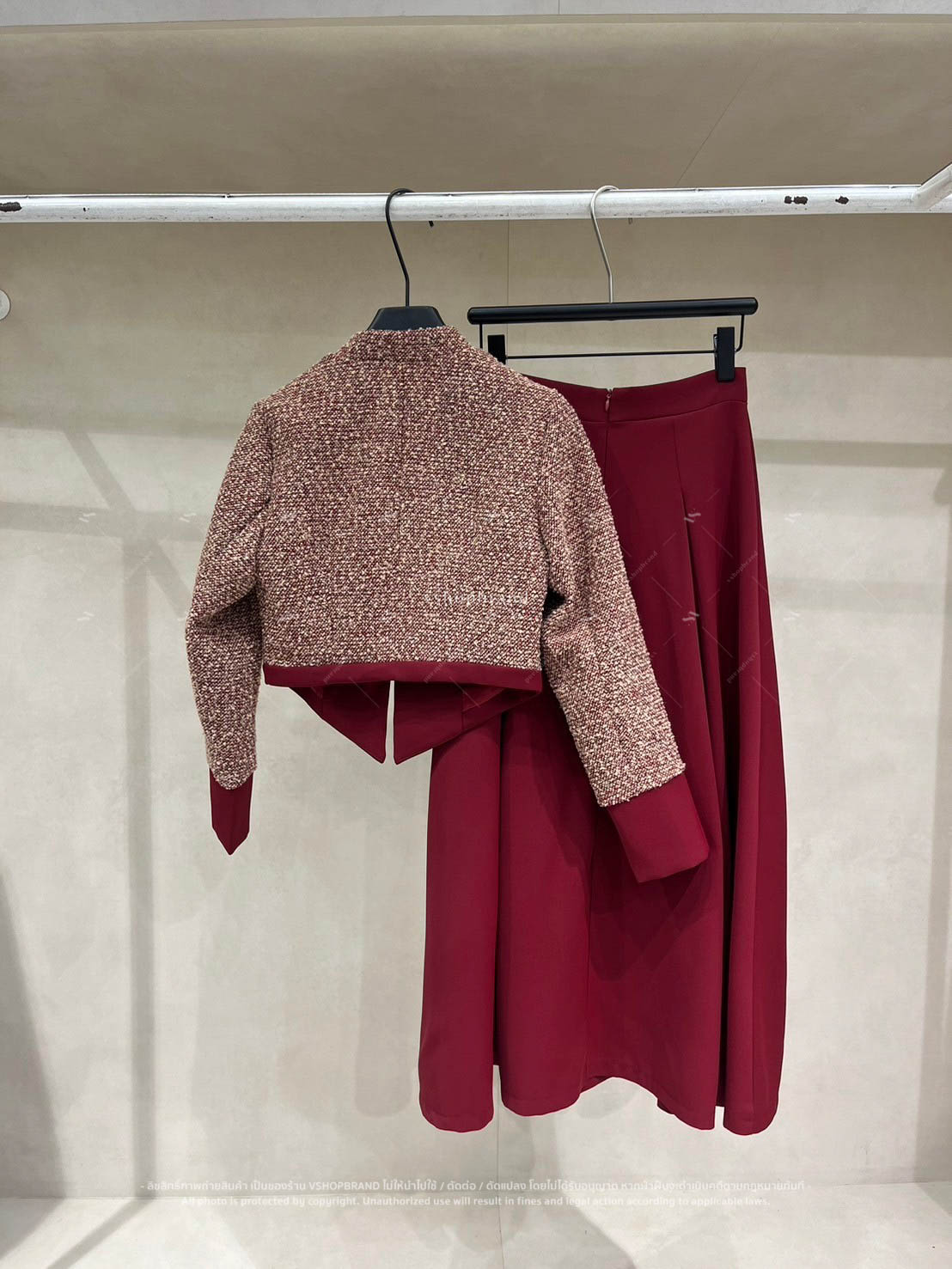 Set เสื้อผ้าทวิตกระดุมทอง+กระโปรงยาวจับจีบ+เข็มกลัดโบว์