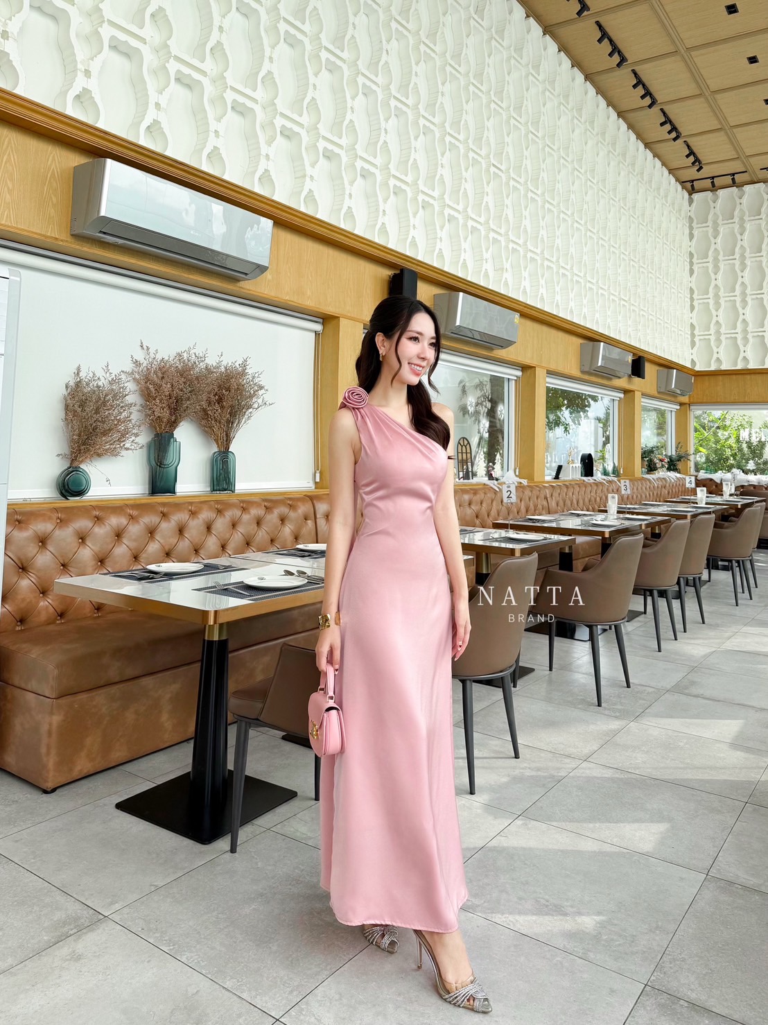 ชุดเดรสยาวปาดไหล่ข้างเดียว แต่งดีเทลเก๋ งานผ้าสีชมพูใส่แล้วขับผิวมาก มีเข็มกลัดดอกไม้ให้มากับชุด มีผ้าซับในอย่างดีไม่บางแน่นอน ใส่แล้วหุ่นเพียวมาก งานจริงสวยมากแนะนำค่าา