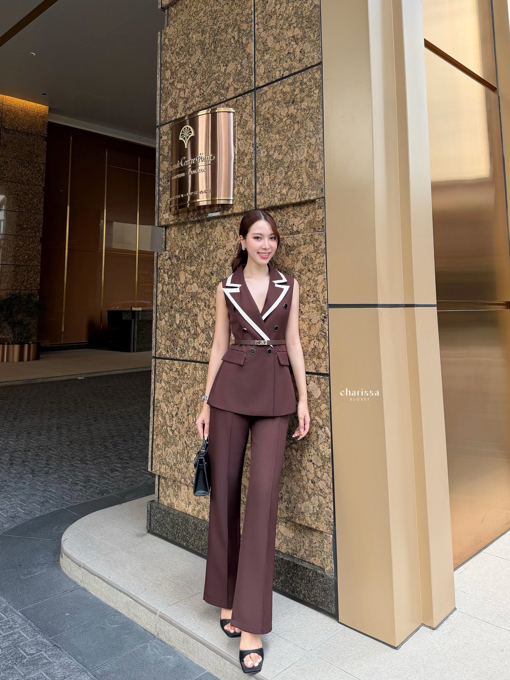 Tag: CHARISSA KLOSET 📌เซ็ท 3 ชิ้น: เสื้อแขนกุด+กางเกง+เข็มขัด ชุดเซ็ตกางเกงและเสื้อกั๊กสูททรงเท่ ทรงสวย เข้ารูปพอดีตัว เนื้อผ้าพรีเมียม ใส่สบาย ยับยาก เพิ่มเสน่ห์ด้วยดีเทลขอบตัดสีตัดกันอย่างมีระดับ 🤎🤍 ดีไซน์ double-breasted เรียบหร