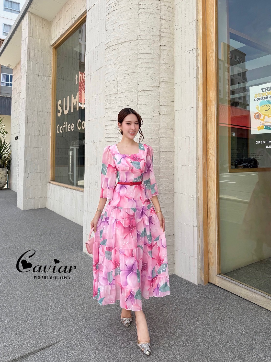 แม้กซี่ตัวเริ่ด-ตัวปัง สวยหวานสุดๆ งานเดรสคอเหลี่ยม แขนศอกทรงปล่อย กระโปรงเย็บระบายเป็นชั้นๆ ช่วงอกเสริมฟองน้ำ งานซิปหลัง มาพร้อมเข็มขัดสีสวยเข้ากับชุด