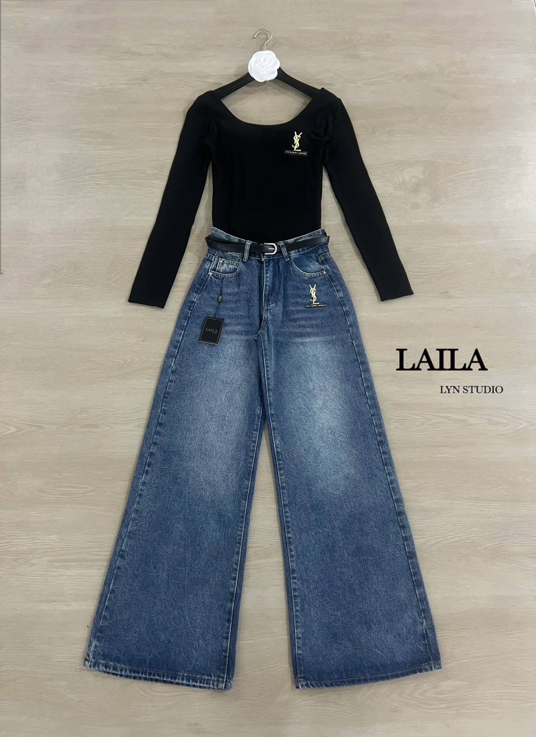Tag: LAILA Detail: Set เสื้อ+กางเกง+เข็มขัด งายบอดี้สูททรงคอยูกว้างงง ช่วงอกคว้านลึกสุดแซ่บบ🔥ทรงสวย งานเสริมทรงที่อก ผ้าสุดเนี๊ยบบบ แต่งโลโก้ที่อกสีทองตัดสีชุด สีดำช่วยพรางหุ่นได้มากค่าาา มาพร้อม กางเกงยีนส์ทรงขาบานสีเข้มแต่งฟอกผ้าสวยมากกก แต่งโลโ