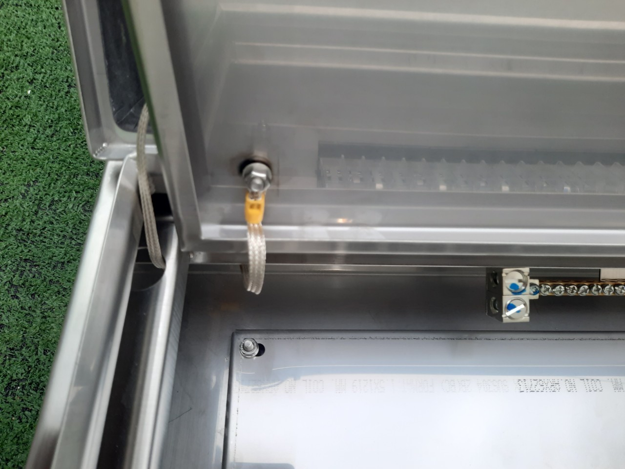 Main LUG 100A ตู้สแตนเลส 304 มีหลังคาสโลป W450xH800xD152mm. (42ช่อง)