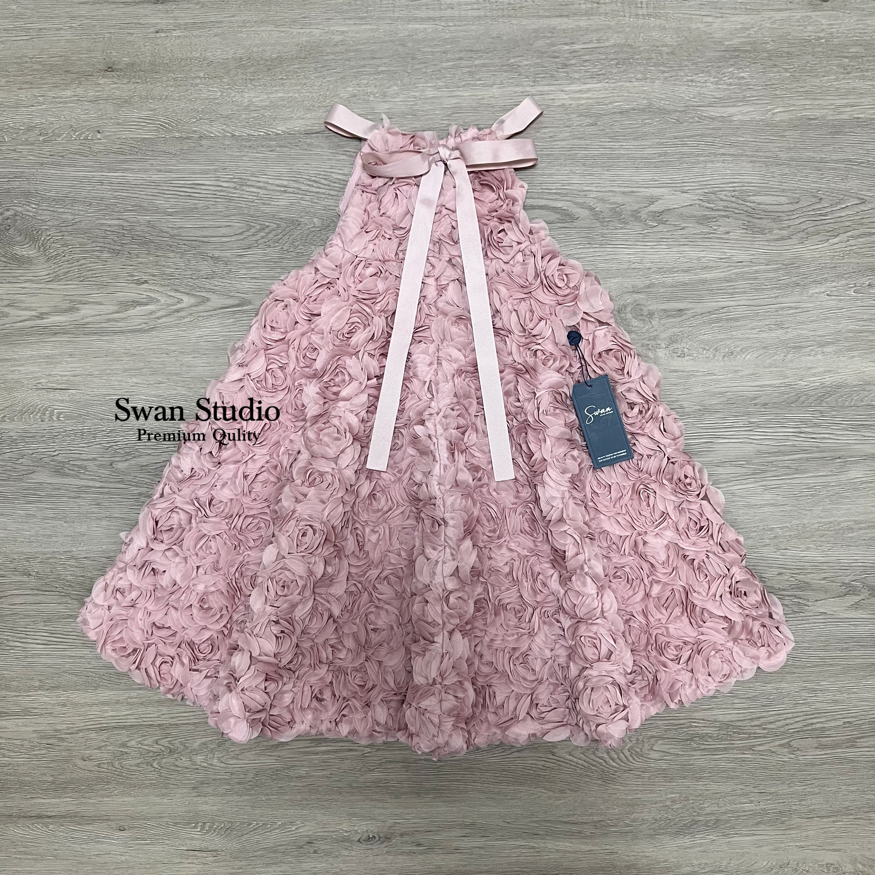 เดรสดอกไม้ 3D สีชมพูตุ่นๆ สวยกำลังดี ไม่หวานเกินไป ดูเป็นผู้ดี รุ่นนี้ทางเราสั่งทอใหม่ให้ดอกแน่นๆชิดๆ รับรองว่าสวยสมราคา ช่วงคอแต่งด้วยสายริบบิ้น เริ่มผูกด้านหลัง