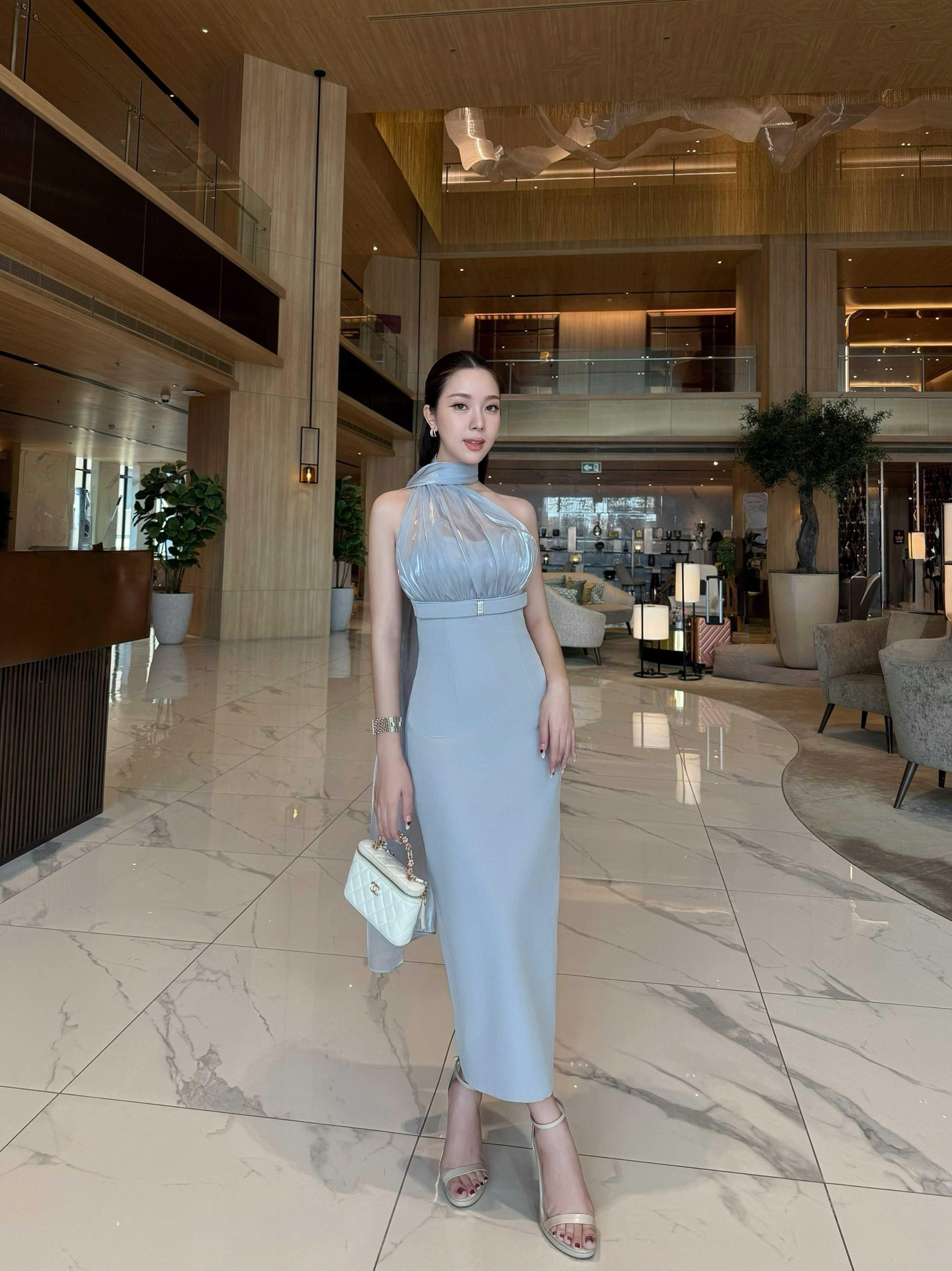 เดรสยาวสีเทา เดรสเกาะอกช่วงบนแต่งด้วยผ้าออแกนดี้ยาวเป็นผ้าพันคอ กระโปรงช่วงล่างเป็นทรงสอบผ่าหลัง มีแต่งสายคาดเอวเย็บติดมีเพชรตรงกลาง สวยเรียบดูแพงมาก ใส่ออกงาน สวยเด่นสง่า