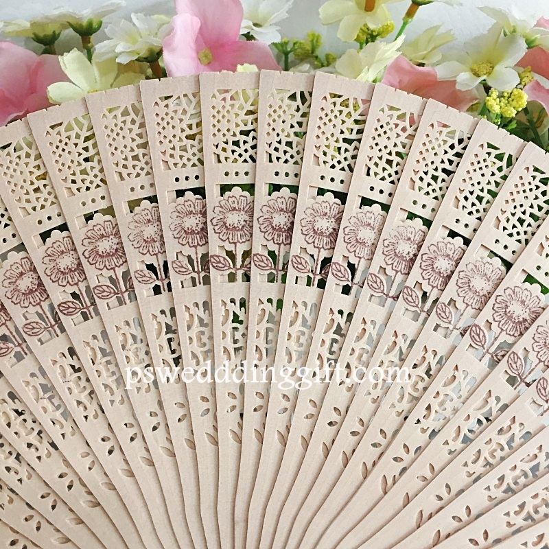 พัดไม้ฉลุลายดอก แพ็คถุงแก้ว ติดโบว์ พร้อมป้ายชื่อ