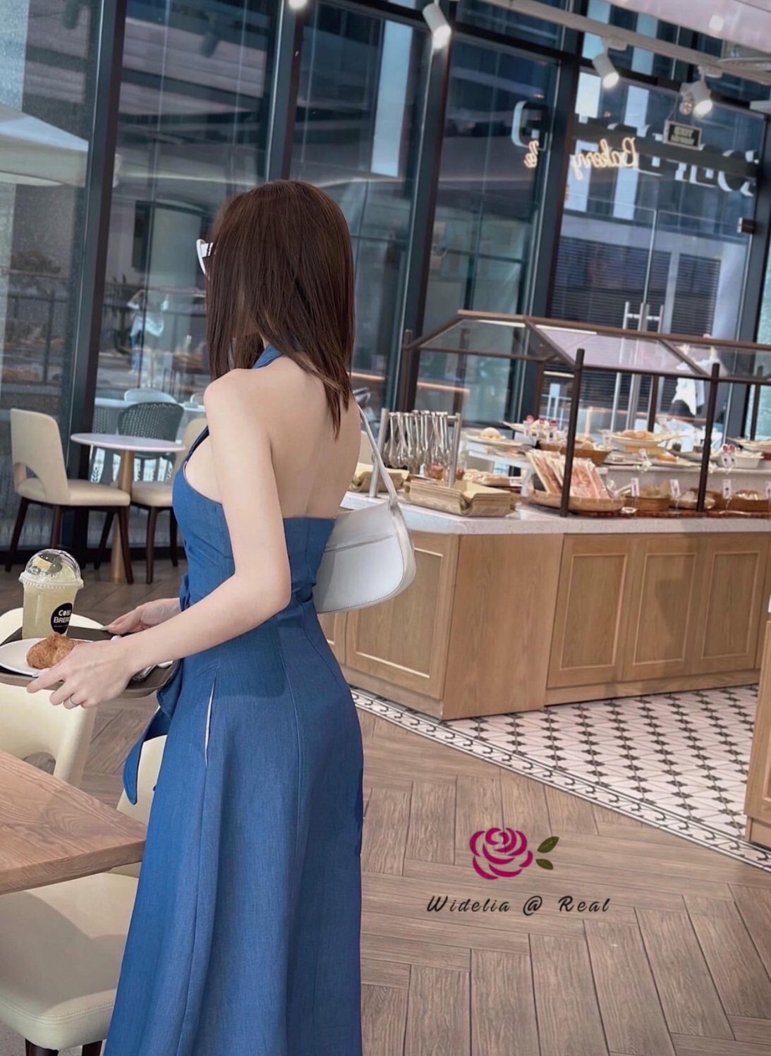 Maxi dress แม็กซี่เดรสตัวยาว อกเย็บดอกไม้ ซิปหลัง เนื้อผ้ายีนส์อย่างดี งานสวยมากๆค่ะชุดนี้ คัตติ้งเนี๊ยบเป๊ะ แนะนำเลย รับรองใส่ออกมาไม่ผิดหวังการันตีให้เลย บอกเลยห้ามพลาดเด็ดขาด งานดีงานสวยแน่นอน