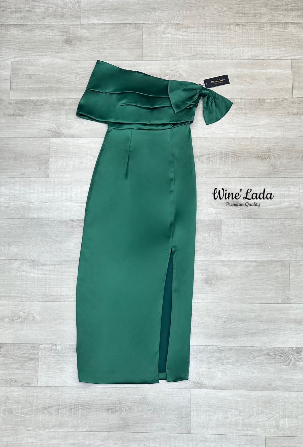 : Dress. เดรสเกาะอกปาดไหล่ตัวยาว ด้านหน้าผ่าข้าง สวยดูแพงมากค่ะ เนื้อผ้ามีน้ำหนัก หน้าอกมีฟองน้ำ งานจริงสวยตาแตก แนะนำต้องมี คุ้มที่สุด เนื้อผ้าใส่สบาย เป๊ะและเข้ารูป ใส่แล้วผอมเพียว ซับในทั้งตัว ใครได้ลองแล้วจะหลงรักค่าา รับรองคุ้มเว่อร์ งานสวยมากค่ะ #Wi