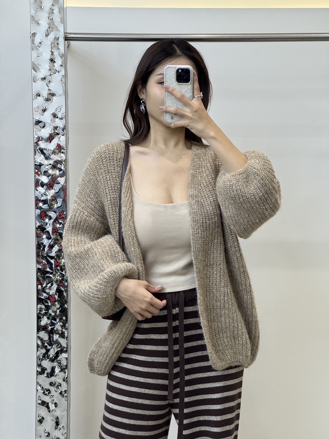 Set 3 pcs เสื้อสายเดี่ยว+เสื้อคลุม+กางเกงขายาว ✔ เสื้อสายเดี่ยวมีฟองน้ำ สายรูดปรับได้ มาพร้อมเสื้อคลุมไหมพรมแขนยาว ✔ กางเกงขายาวเอวยางยืดทรงขากระบอกลายทาง ผ้าไหมพรมนิ่ม ยืดได้เยอะ