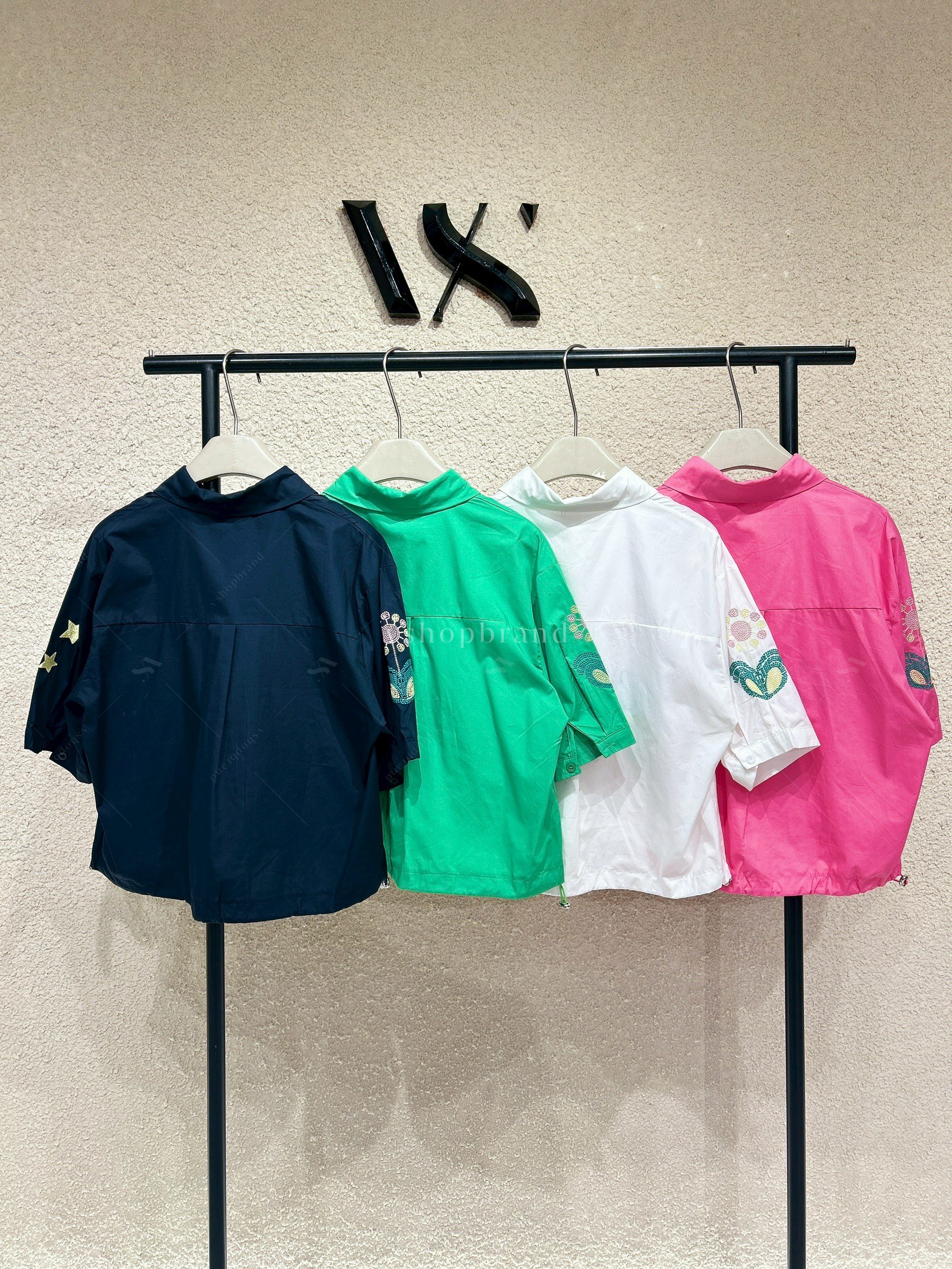 ครอปแขนสั้นคอปกปักดอกไม้ หัวใจ