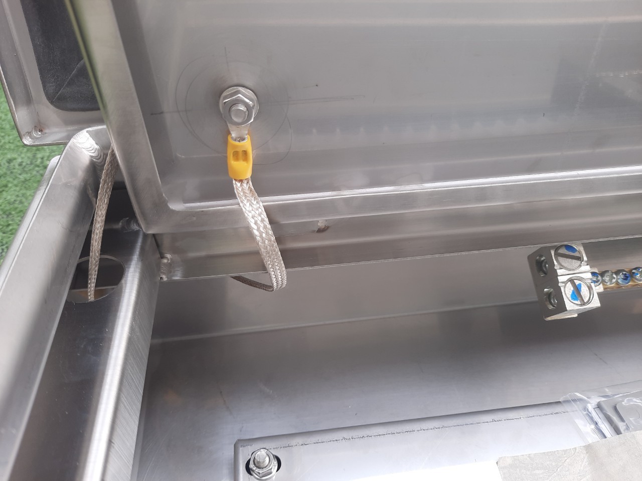 LOAD CENTER 100A ตู้สแตนเลส 304 มีหลังคาสโลป W450xH650xD152mm. (30ช่อง)