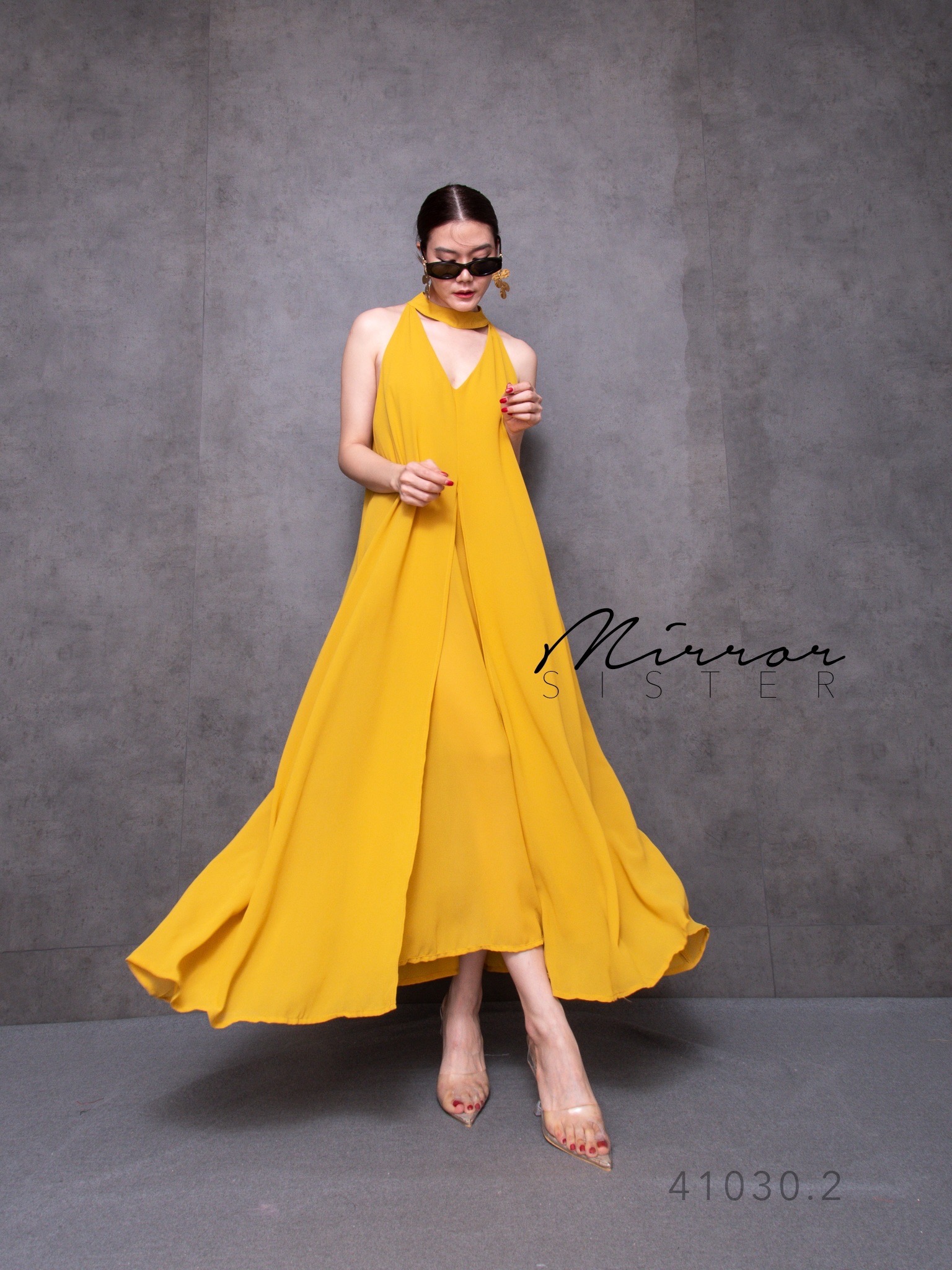 MiRRoRSiSTER's SHELoVEs DReSS•• เดรสแขนกุดคอ3เหลี่ยม แพทเทรินทรงบานเก๋มาก ดีไซน์เรียบง่ายแต่ใครใส่ก็เก๋ชิค ใช้ผ้าเยอะมาก ใช้ผ้าซ้อนกัน2ชั้น ด้านหน้าผ่าแหวกพริ้วววววสะบัด