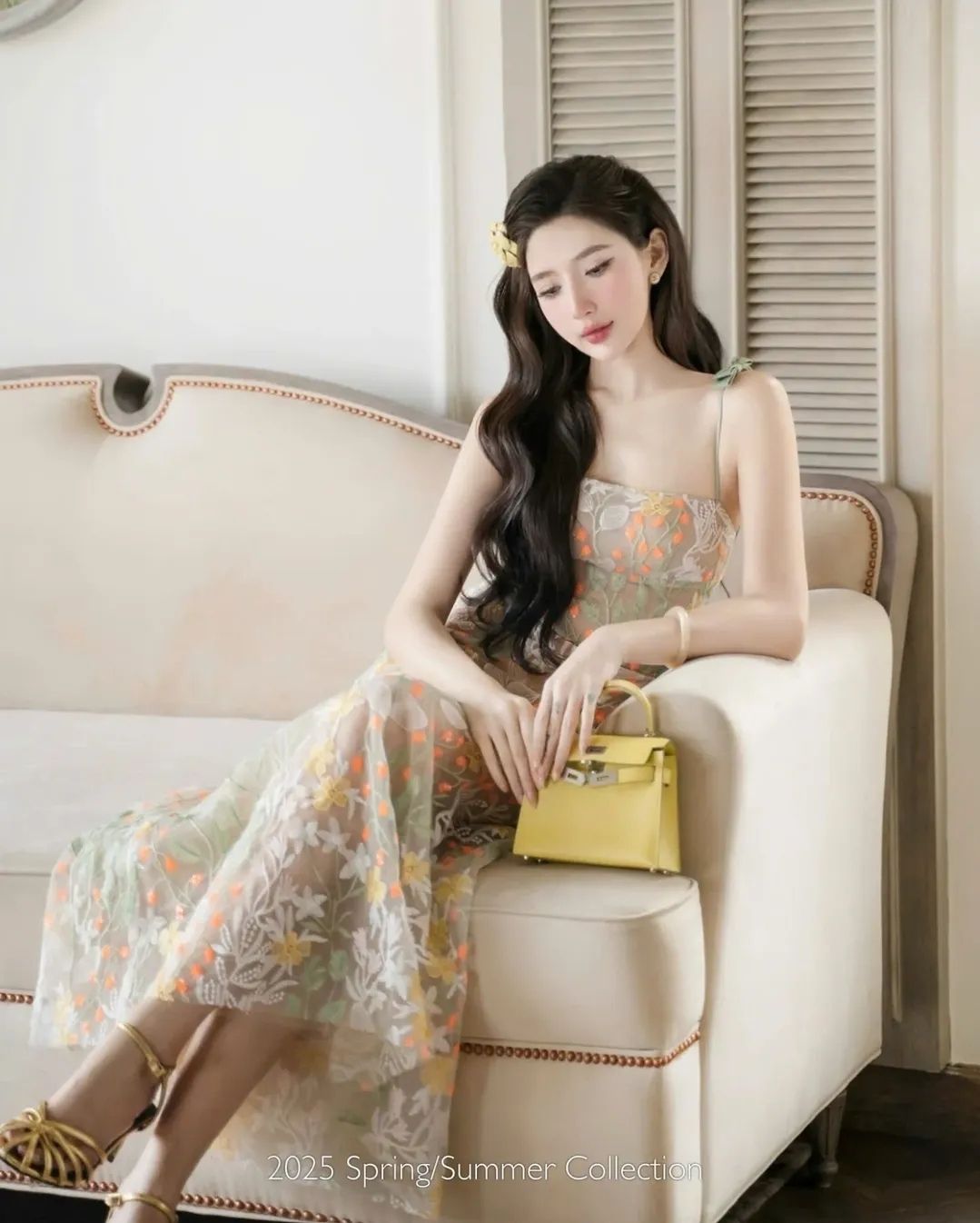 เดรสลูกไม้ทอลายทรงสายเดี่ยวลำตัวเข้ารูปกระโปรงจับจีบระบายแต่งโบว์ไหล่สุดหรู ดีไซน์สวยสะกดสายตา สายสีเขียวติดโบว์ไหล่โดล่างเป็นกระโปรงสุ่มพองบาน เนื้อผ้าลูกไม้ทอลายนูนสลับสีส้มเขียวขาว ให้ลุคที่ทั้งเซ็กซี่และนุ่มนวลในเวลาเดียวกัน คอมพลีทลุคครบจบในชุดเดียวค