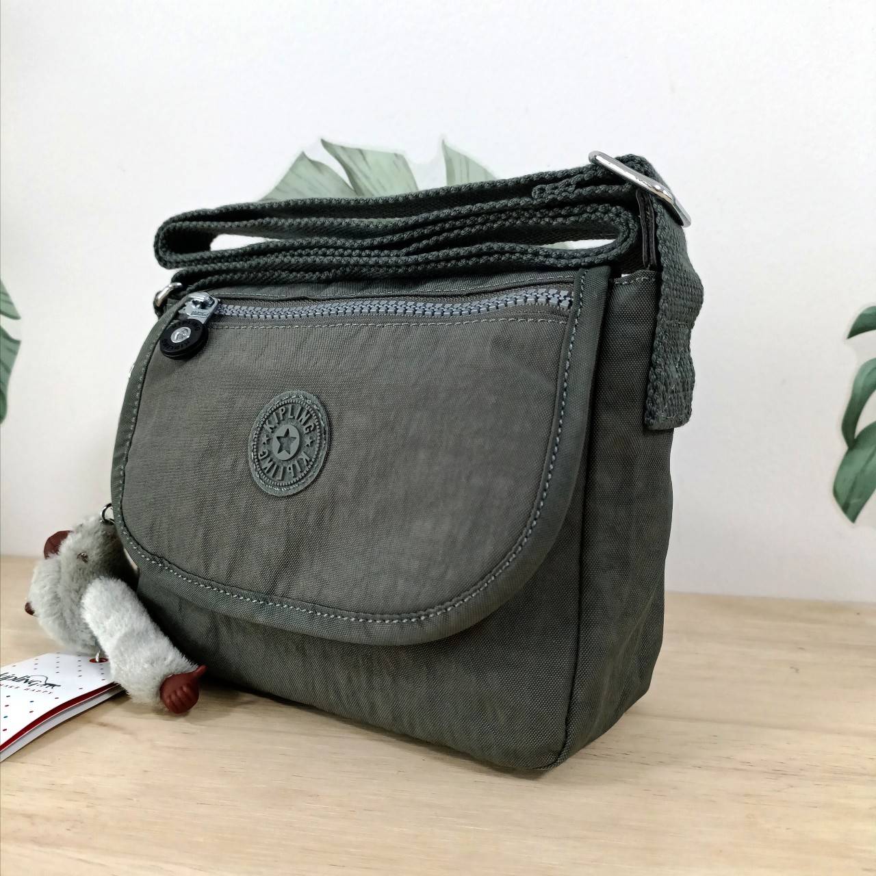 กระเป๋าสะพายไฮโซเท่ห์ๆ เก๋ๆ แบรนด์เนมคิปลิ้งค์สีดำ สีเทา สีแดง KIPLING SABIAN CROSSBODY MINI BAG