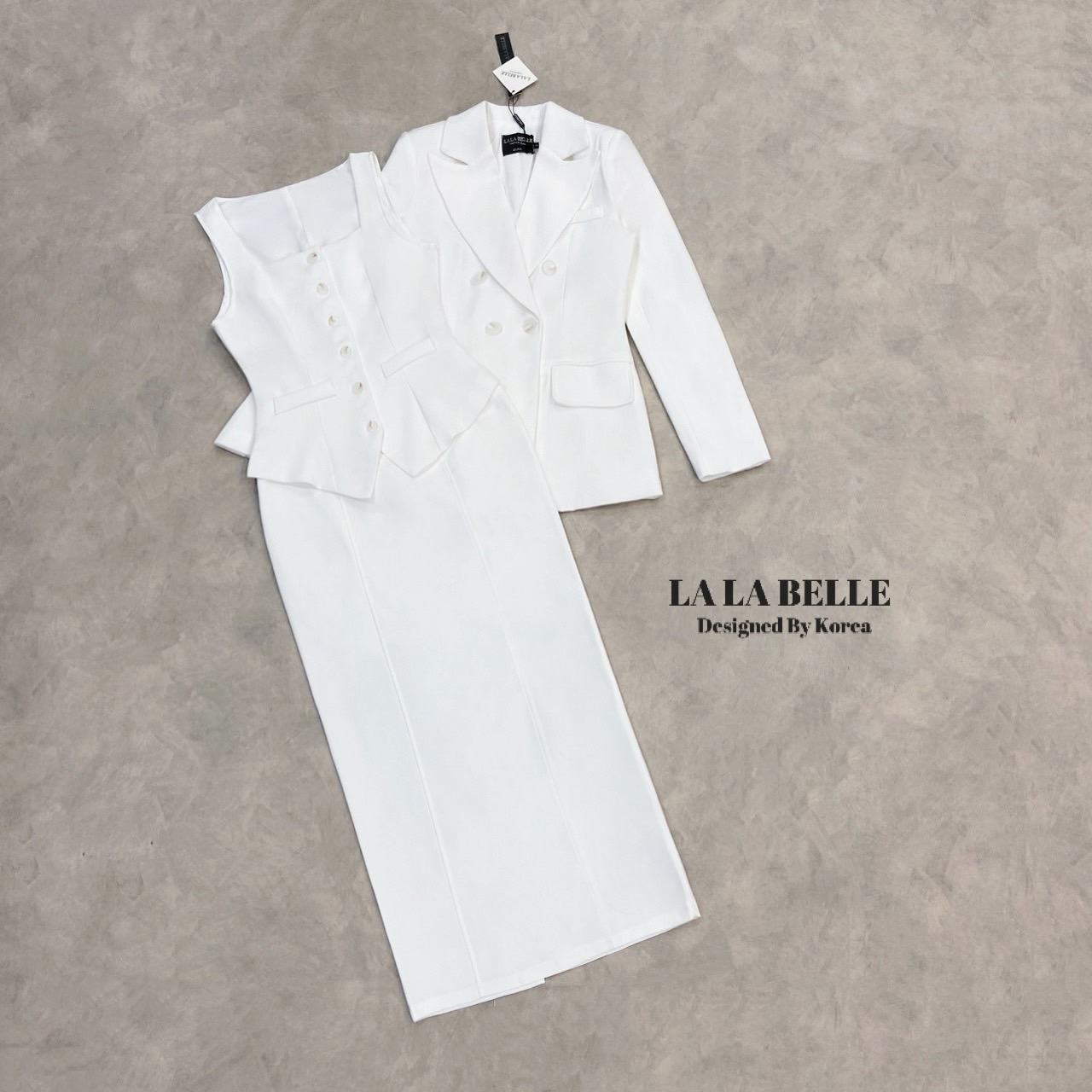 เซต3ชิ้นผ้าสูทอัดกาวอย่างดีผ้ามีน้ำหนักสุดๆเสื้อคอเหลี่ยมกระดุมหน้าเอวเข้ารูปชายเสื้อบานออกเล็กๆใส่กับกระโปรงทรงสอบเอวสูงตะเข็บหน้าผ้าหลังมาพร้อมเสื้อสูทคอกปกกระดุมหน้าแขนยาวบ่าเสริมฟองน้ำมีซับในอัดกาวอย่างดี