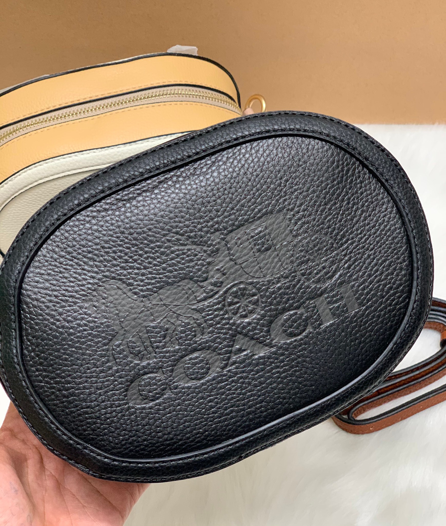กระเป๋าสะพายไฮโซน่ารักเก๋ๆ ทรงกล่องกลมแบรนด์เนมโค้ชสีดำแดง COACH Camera Bag In Colorblock ((C4056//C4156))
