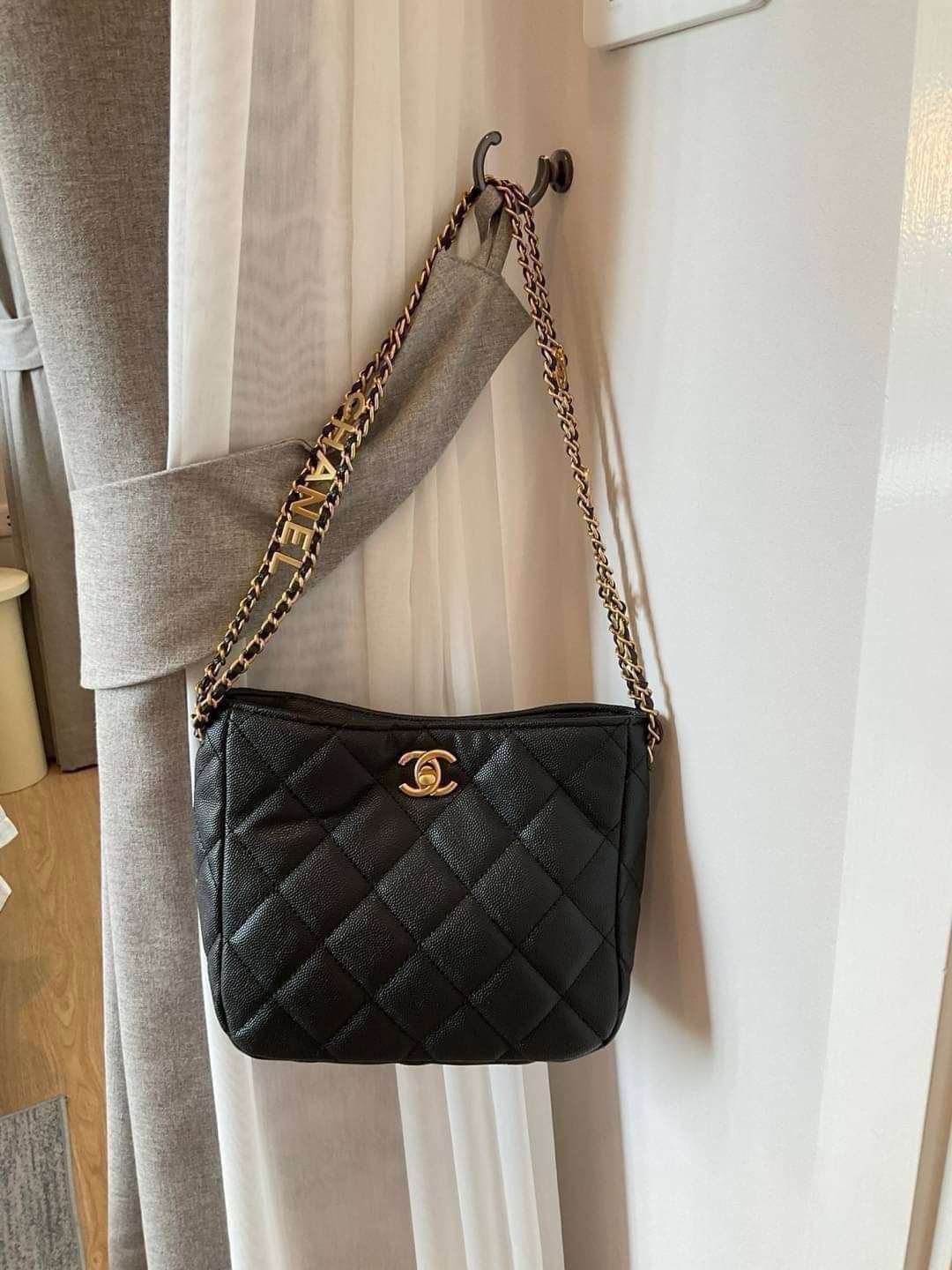 กระเป๋าสะพายไฮโซเก๋ ๆ แบรนด์เนมชาแนลขนาด 8 นิ้ว สีดำอะไหล่ทอง CHANEL GIFT CAVIER BAG